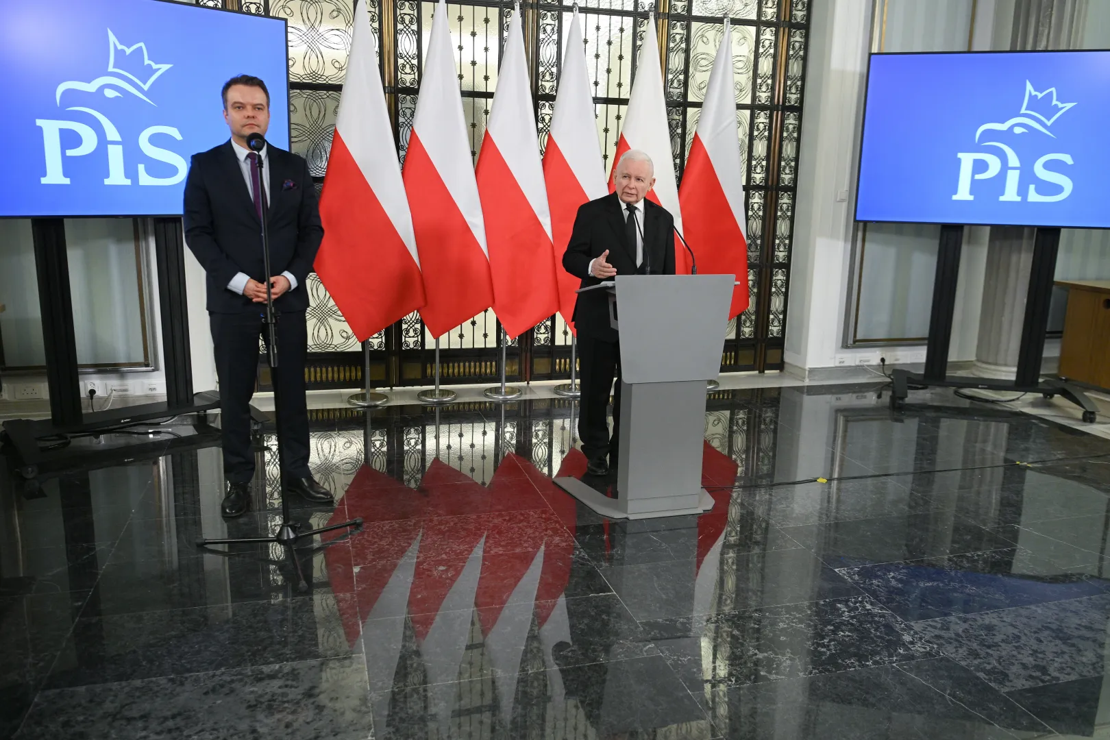 Prezes PiS Jarosław Kaczyński i rzecznik ugrupowania Rafał Bochenek. . Fot. PAP/	Marcin Obara
