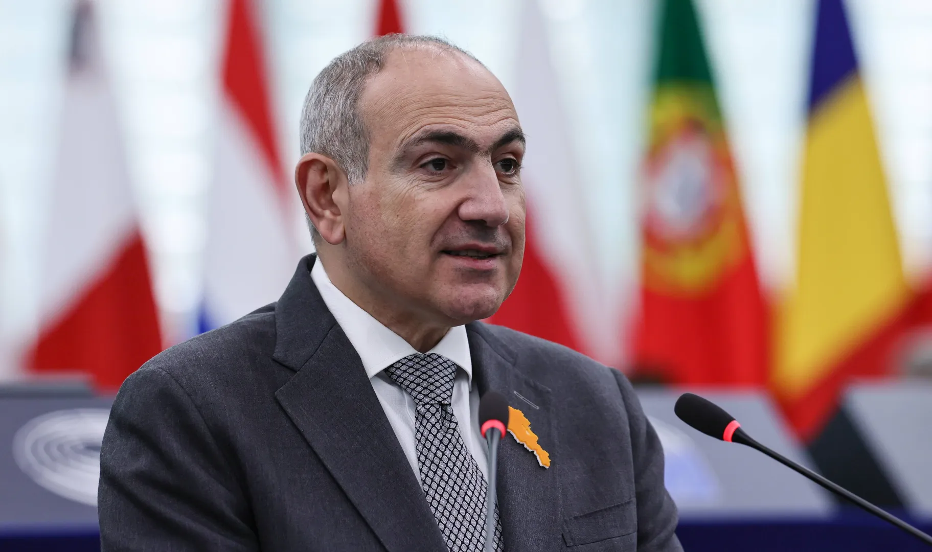 Premier Armenii Nikola Paszynian. Fot. PAP/EPA/RONALD WITTEK