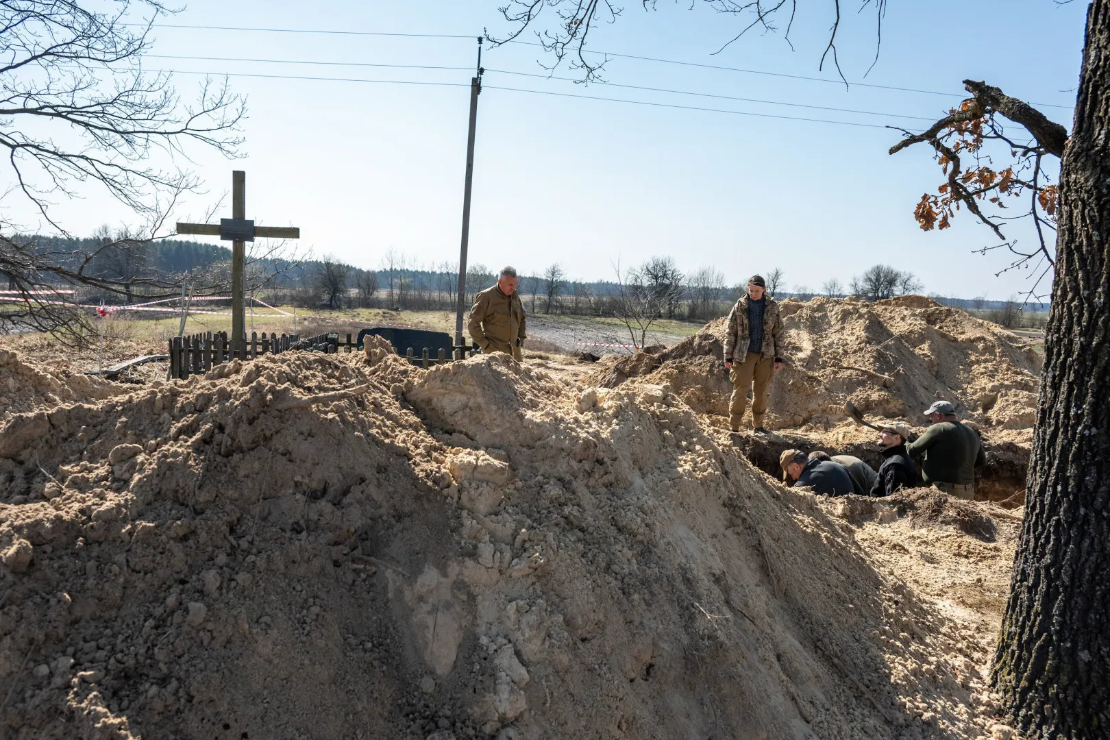 Пошукові роботи на місці поховання поляків у селі Угли. Fot. PAP/Vladyslav Musiienko