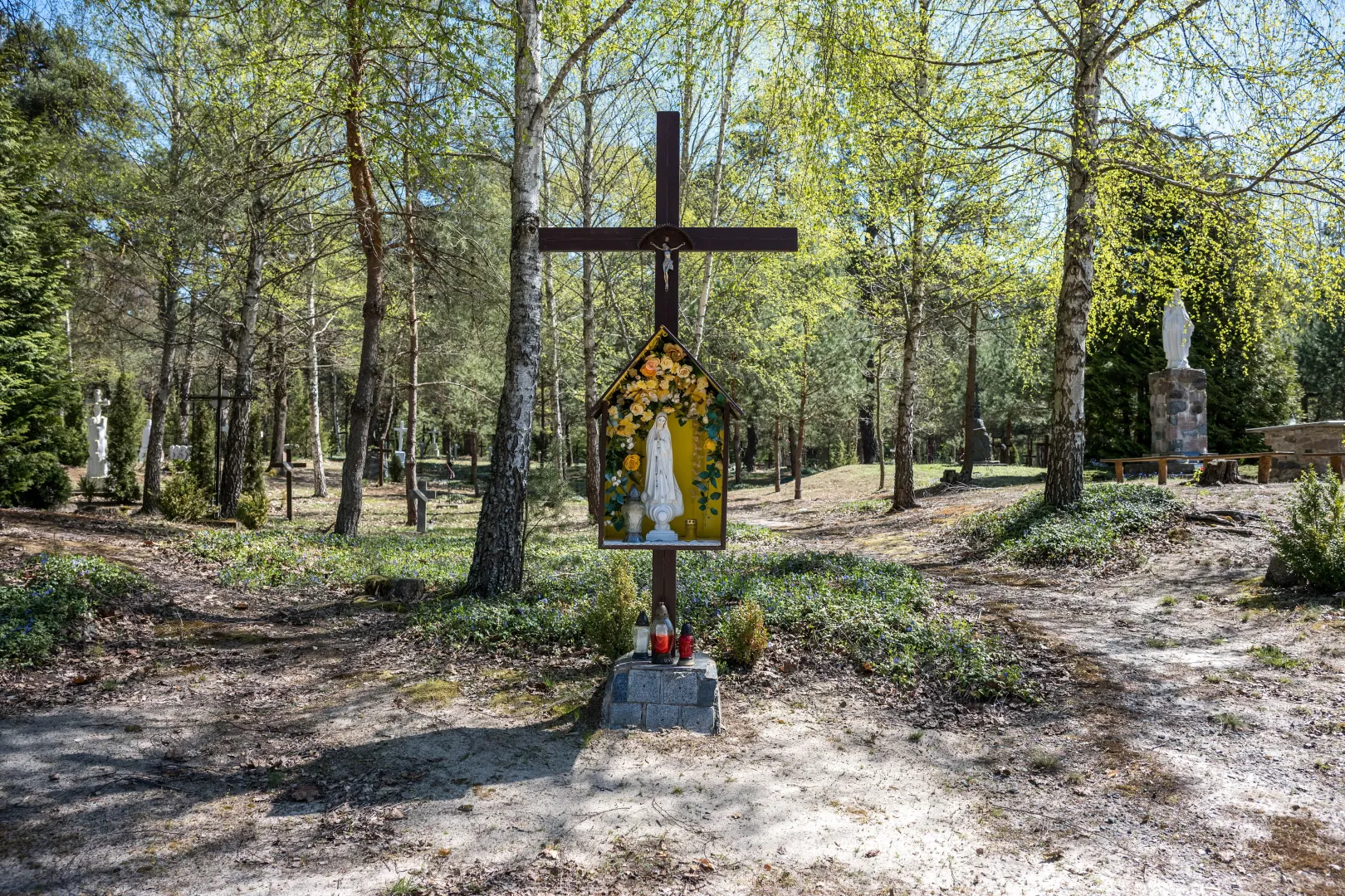  Polski cmentarz w Ostrówkach w obwodzie wołyńskim Fot. PAP/Vladyslav Musiienko