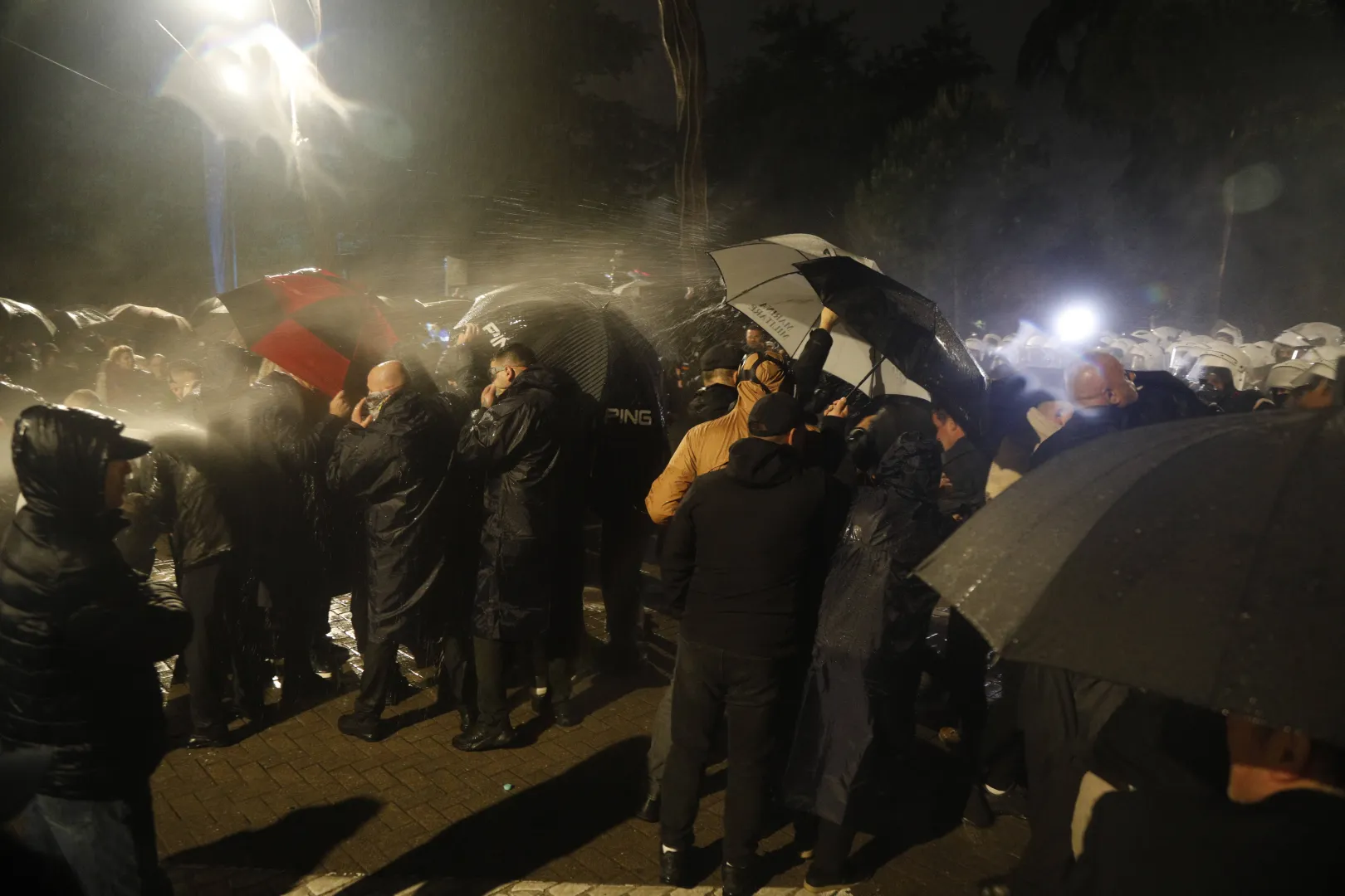 Protesty w Tiranie. Fot. PAP/EPA/	MALTON DIBRA (zdjęcie ilustracyjne)