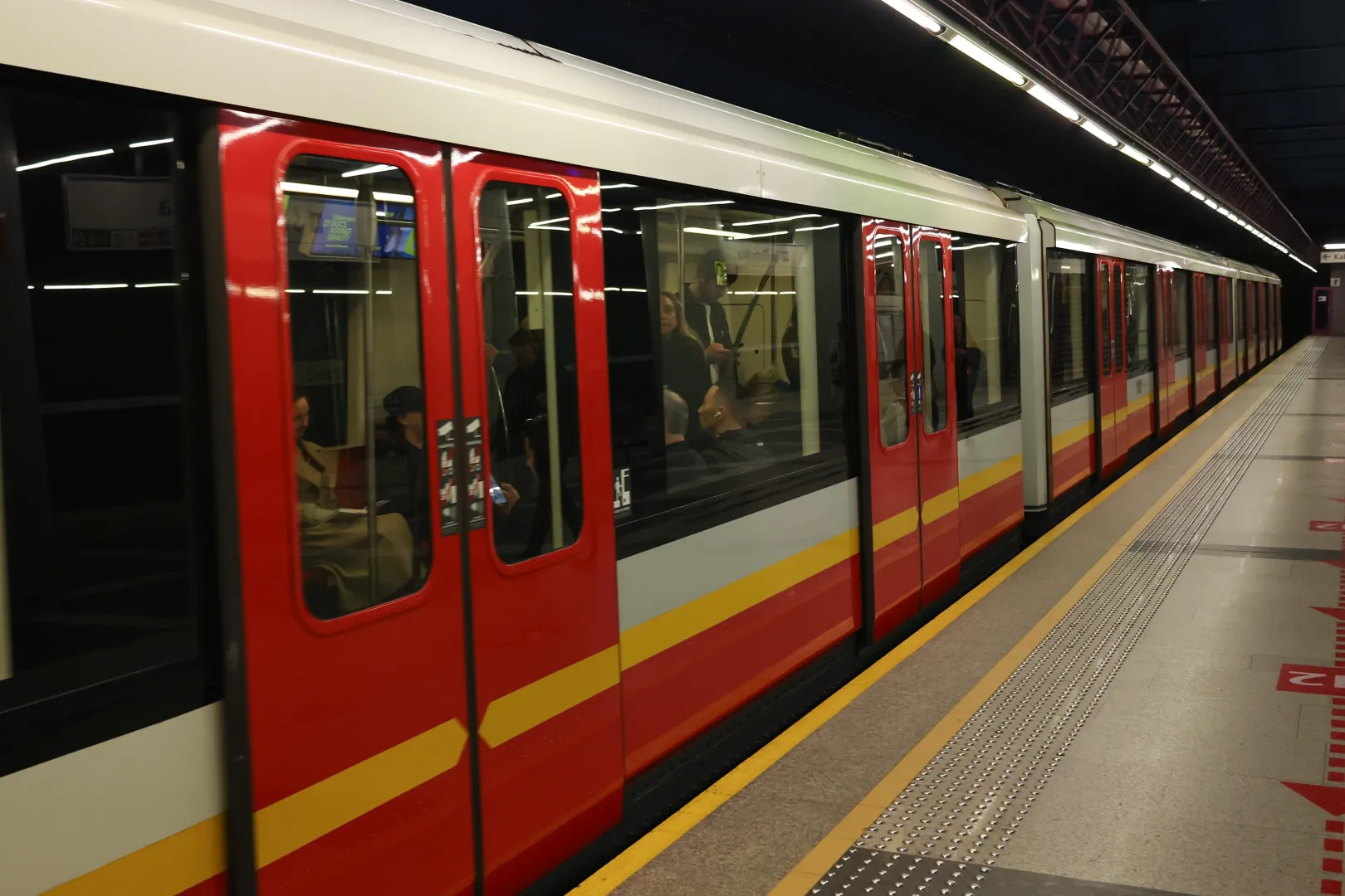 Metro w Warszawie. Fot. PAP/Albert Zawada