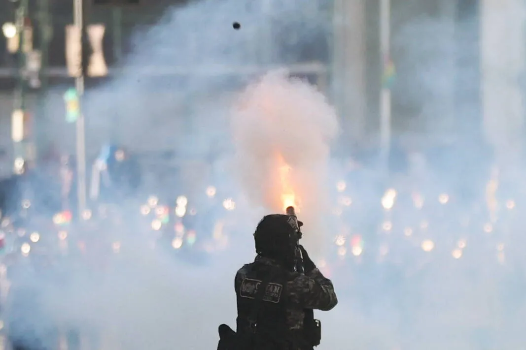 Starcia policji z protestującymi, fot. PAP/EPA/EFE/LUIS GANDARILLAS