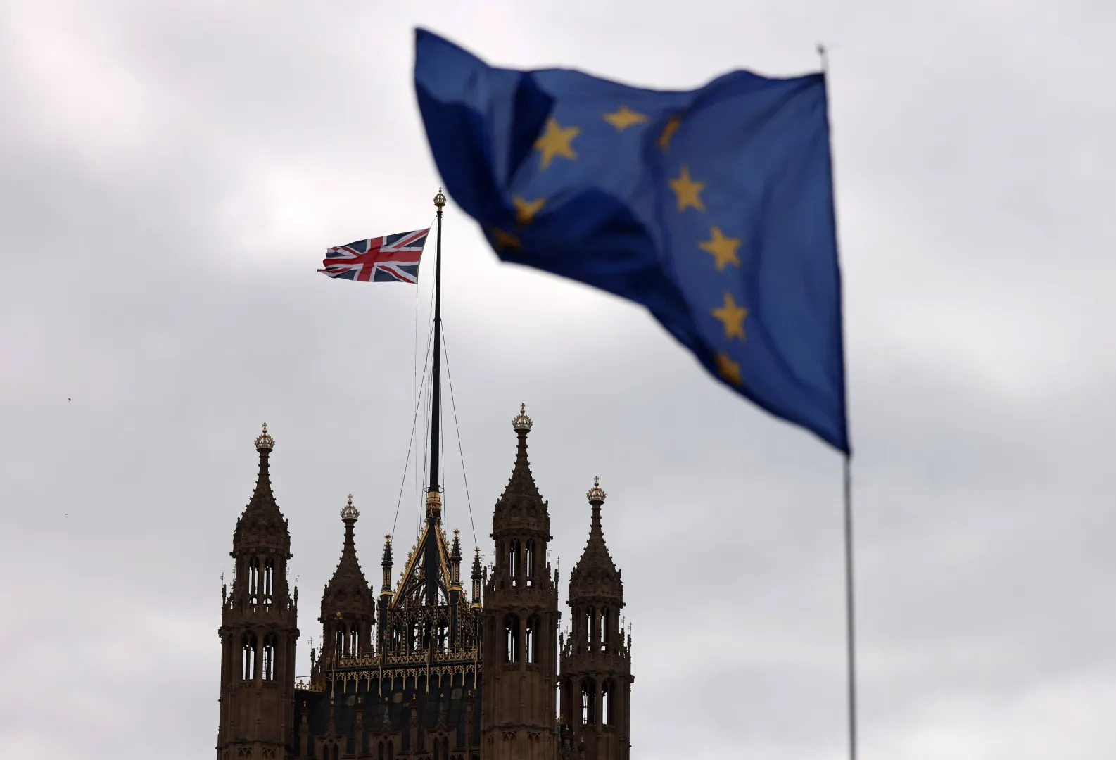 Flaga Unii Europejskiej powiewa przed parlamentem w Londynie, Wielka Brytania. Fot. PAP/EPA/ANDY RAIN