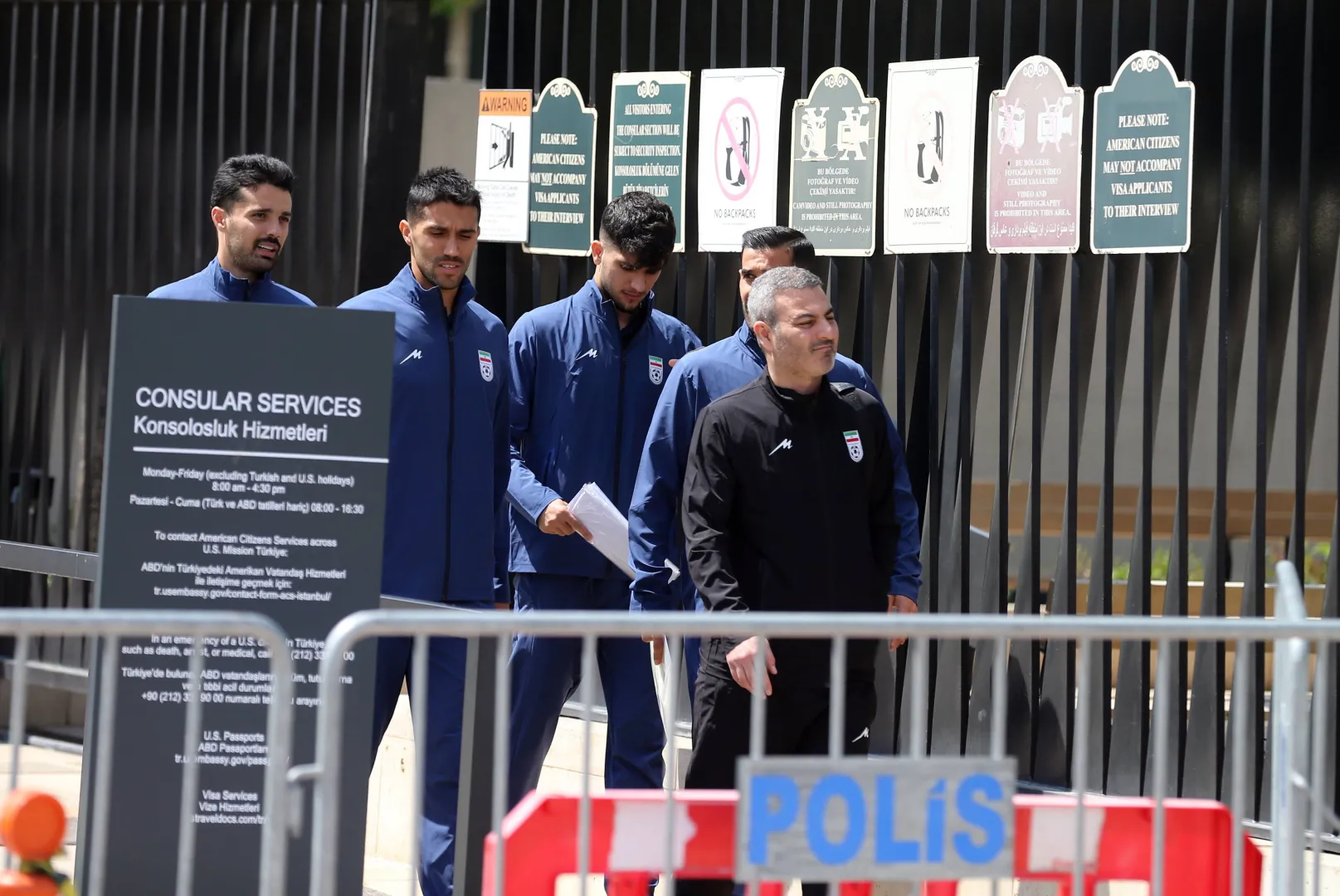 Piłkarze reprezentacji Iranu w drodze do amerykańskiej ambasady w Ankarze, fot. PAP/EPA/NECATI SAVAS