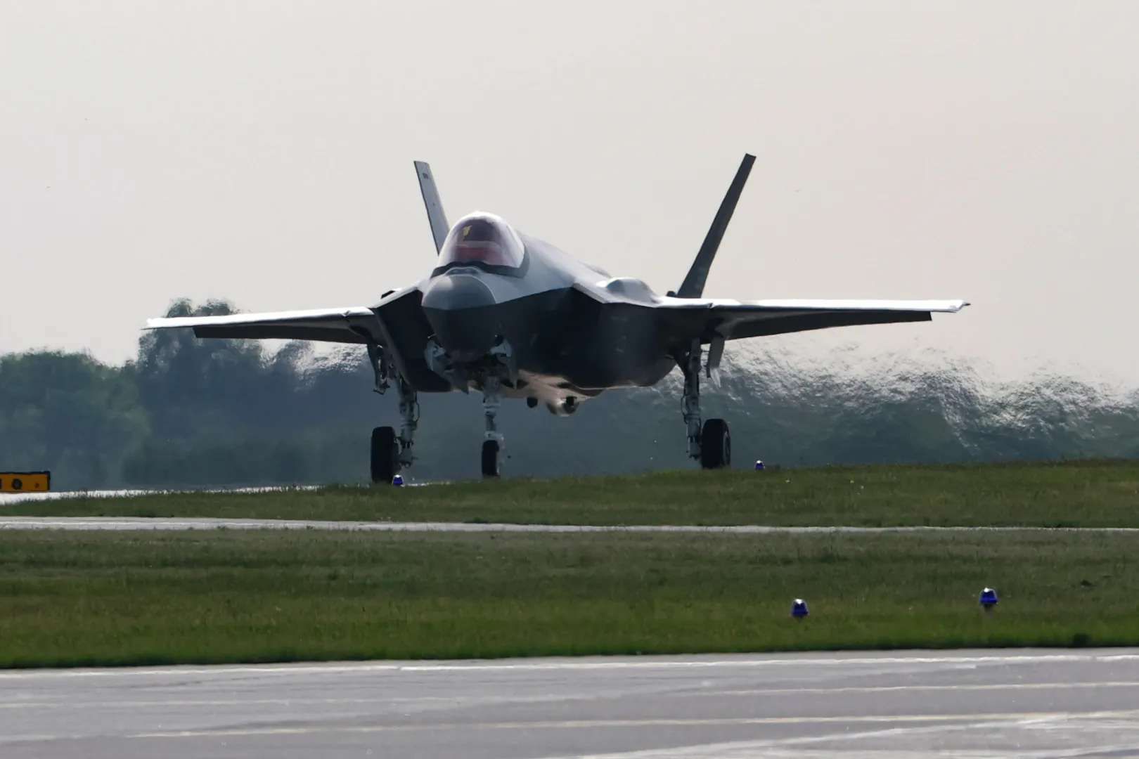 Lądowanie jednego z nowych polskich samolotów F-35 podczas powitania pierwszych polskich maszyn tego typu w 32. Bazie Lotnictwa Taktycznego w Łasku Fot. PAP/Marian Zubrzycki