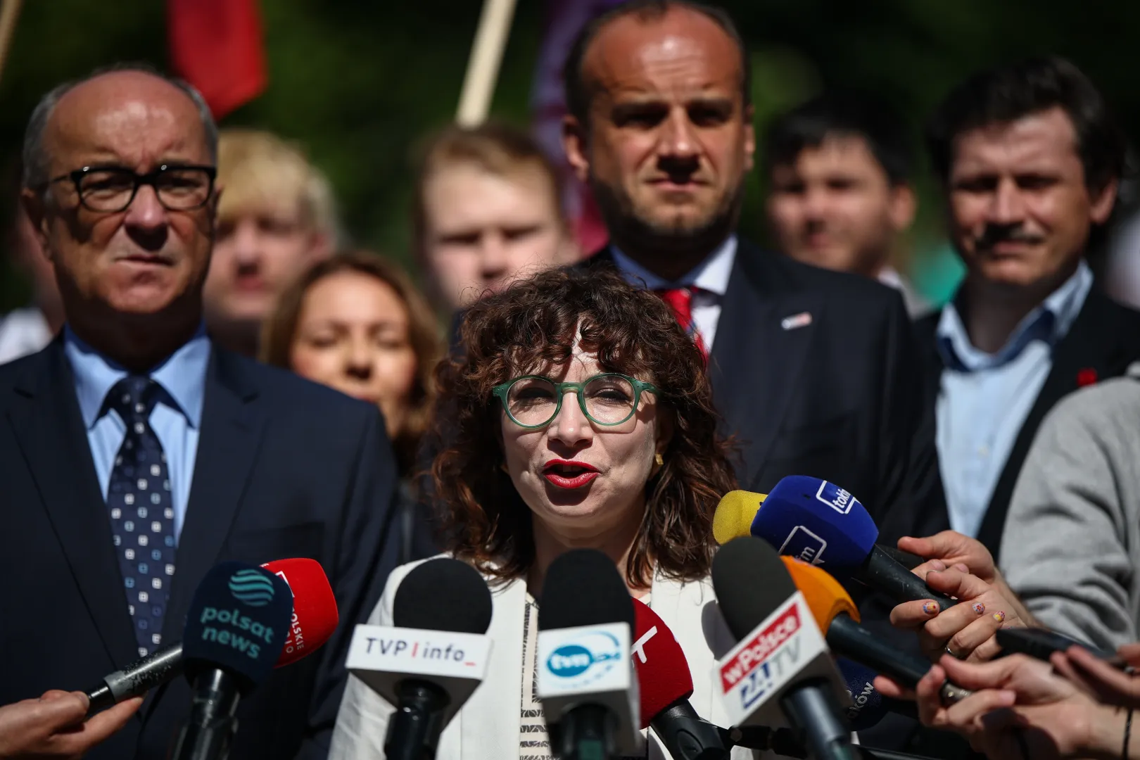 Marszałek Sejmu Włodzimierz Czarzasty (L), posłanka Lewicy Daria Gosek-Popiołek (C) oraz wicewojewoda małopolski Ryszard Śmiałek (C-P), fot. PAP/Łukasz Gągulski