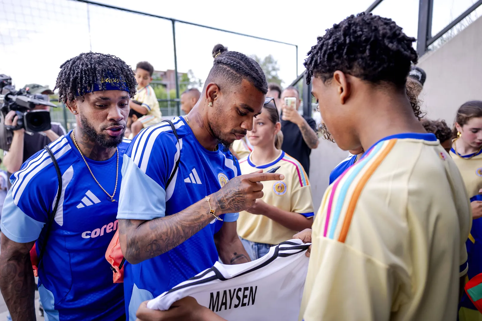 Leandro (L) i Juninho Bacuna (P). Fot. EPA/ROBIN VAN LONKHUIJSEN