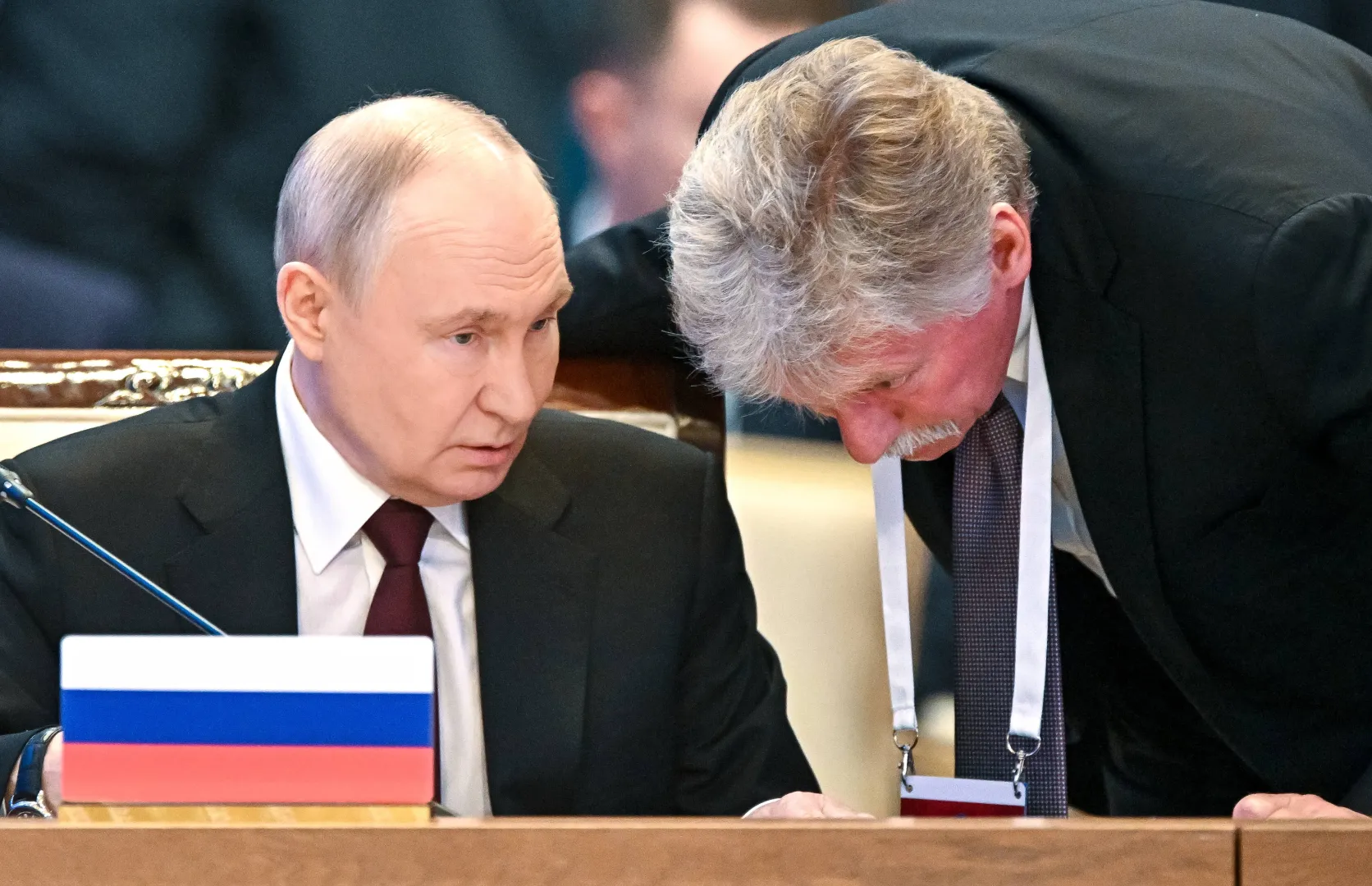 Władimir Putin i rzecznik Kremla Dmitrij Pieskow, fot. PAP/EPA/SPUTNIK POOL/SERGEY BOBYLEV/KREMLIN / POOL