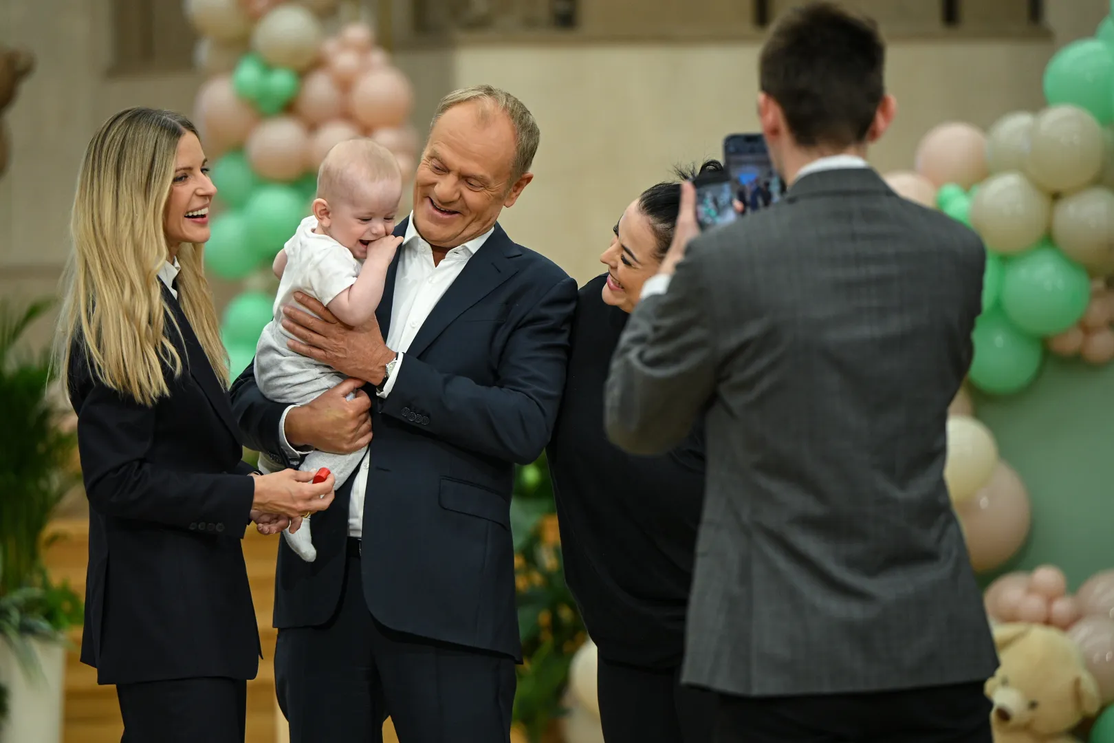 Premier Donald Tusk (C) oraz wiceminister rodziny, pracy i polityki społecznej Aleksandra Gajewska (L) biorą udział w siedzibie Kancelarii Prezesa Rady Ministrów w Warszawie, 1 bm., w wydarzeniu z okazji 2. urodzin programu in vitro. Fot. PAP/Marcin Obara