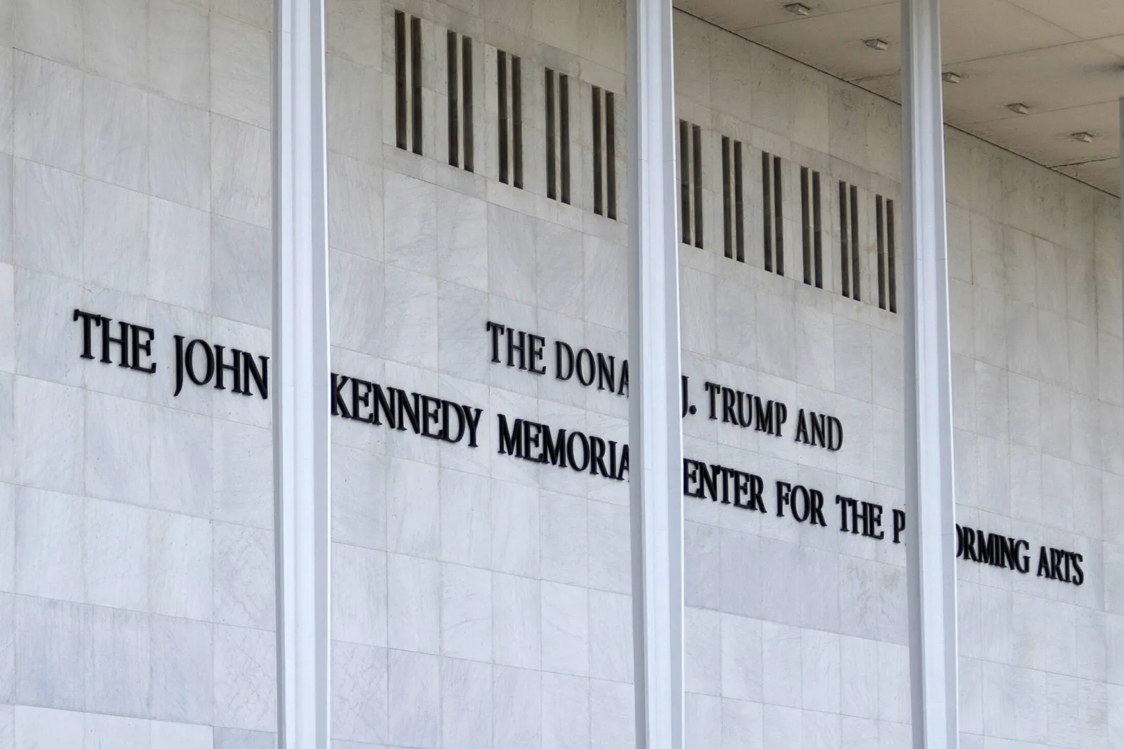 Fasada budynku Kennedy Center. Fot. EPA/WILL OLIVER