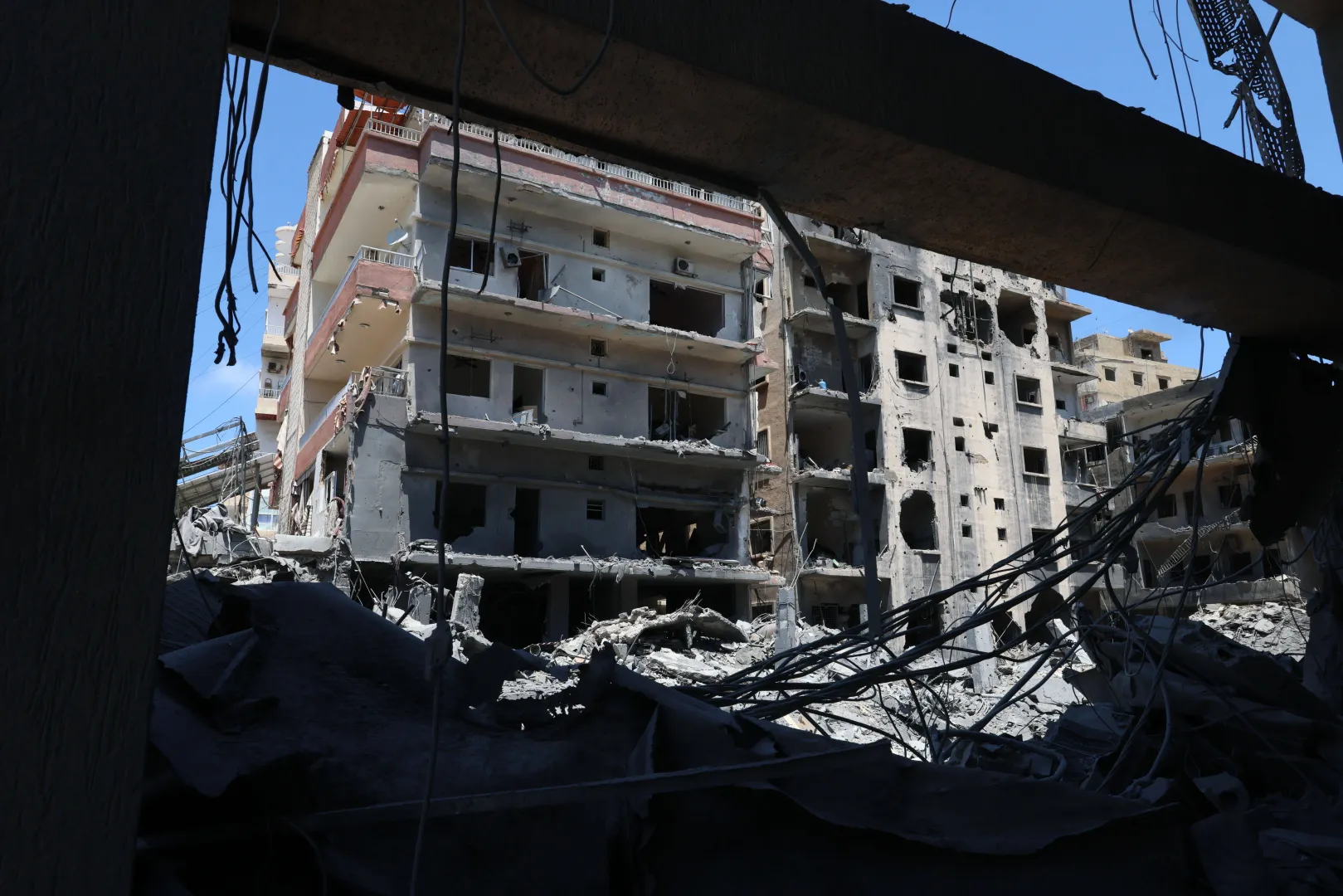 Zniszczone budynki w Libanie po izraelskim ataku, fot. PAP/EPA/WAEL HAMZEH