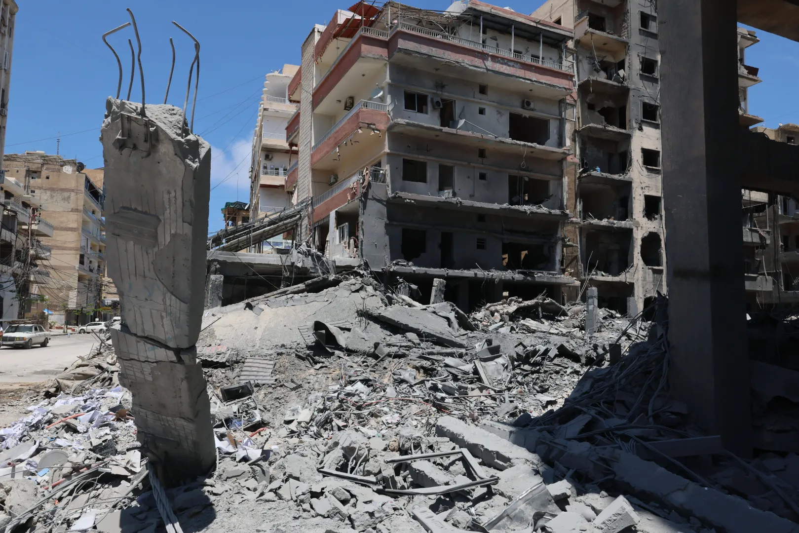 Zniszczone budynki w Libanie po izraelskich atakach, fot. PAP/EPA/WAEL HAMZEH