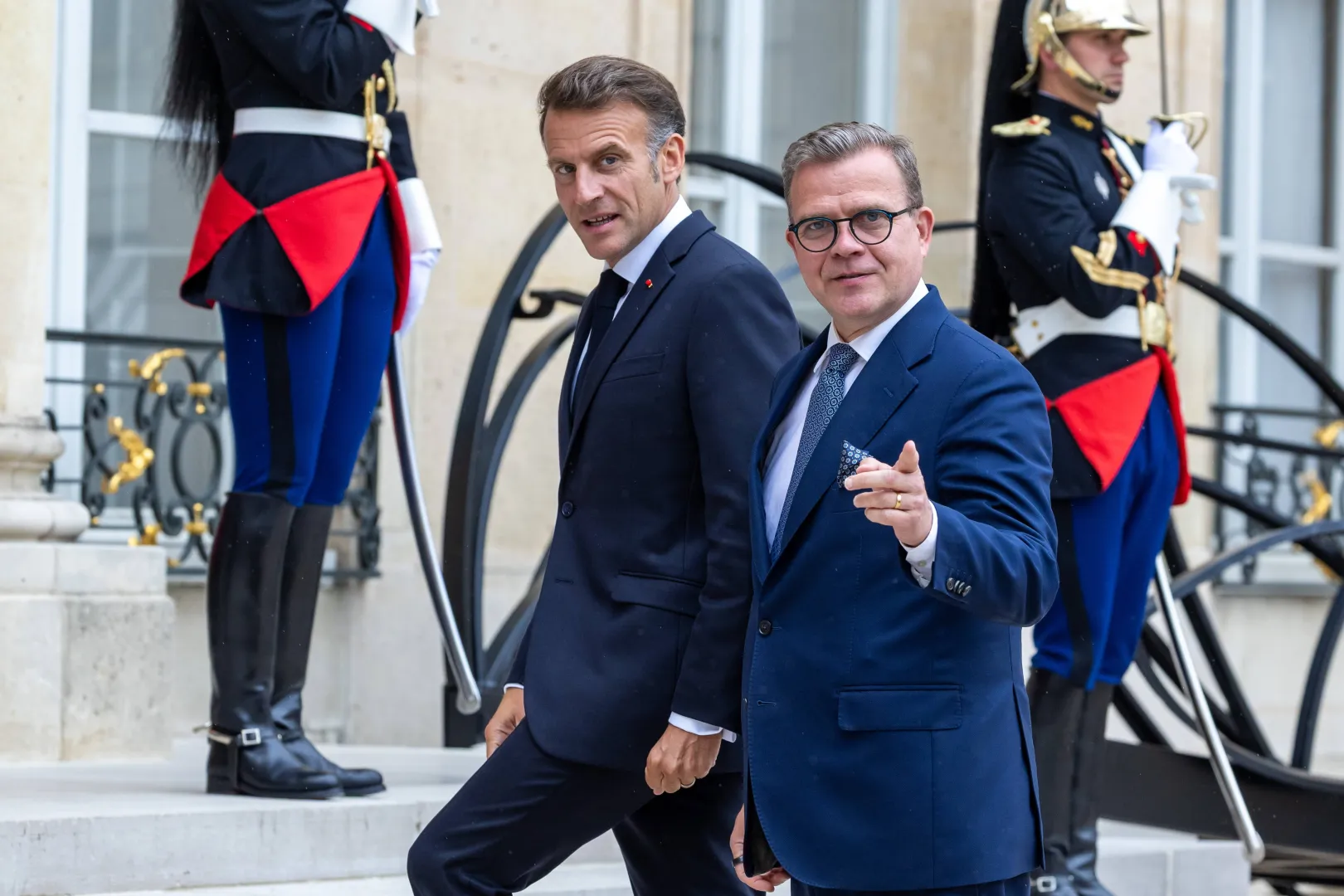 Prezydent Francji Emmanuel Macron i premier Finlandii Petteri Orpo. Fot. PAP/EPA/CHRISTOPHE PETIT TESSON
