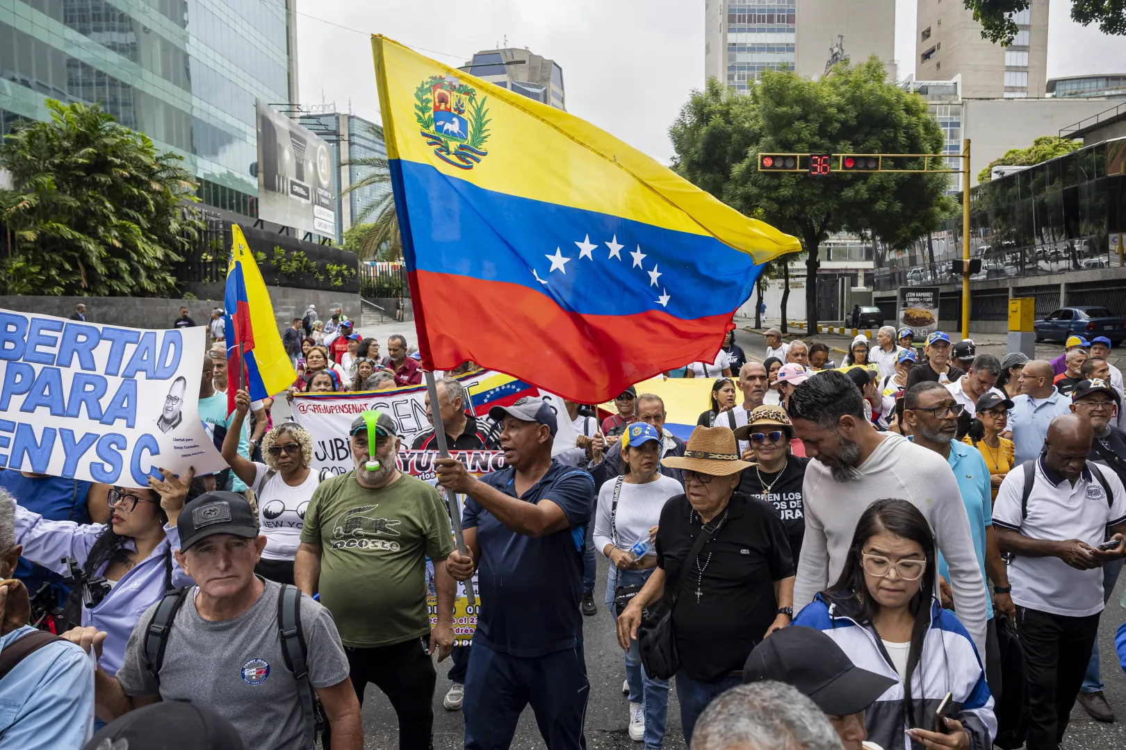 Strajki w stolicy Wenezueli - Caracas. Fot. PAP/EPA/MIGUEL GUTIERREZ