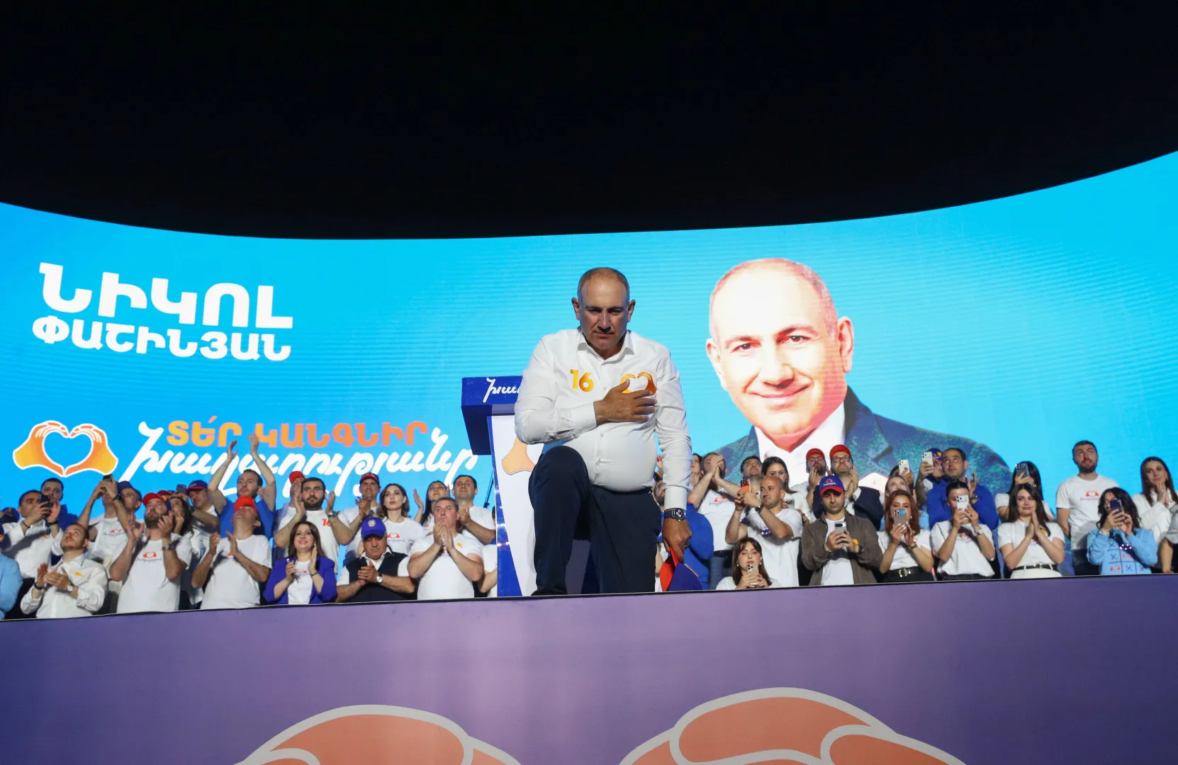 Nikol Paszynian podczas spotkania przedwyborczego partii Umowa Społeczna, fot. PAP/EPA/HAYK BAGHDASARYAN /PHOTOLURE