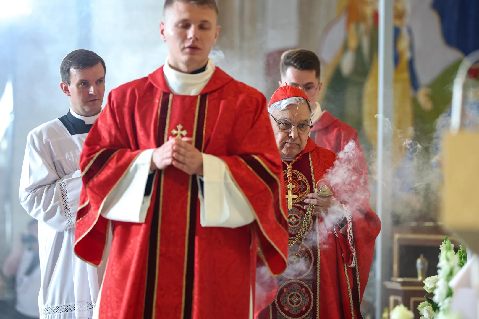 Prefekt Dykasterii Spraw Kanonizacyjnych kard. Marcello Semeraro (C-P) podczas uroczystej mszy świętej z obrzędem beatyfikacji ks. Jana Świerca i jego Towarzyszy, salezjańskich męczenników, sprawowanej w Sanktuarium św. Jana Pawła II w Krakowie, fot. PAP/Łukasz Gągulski