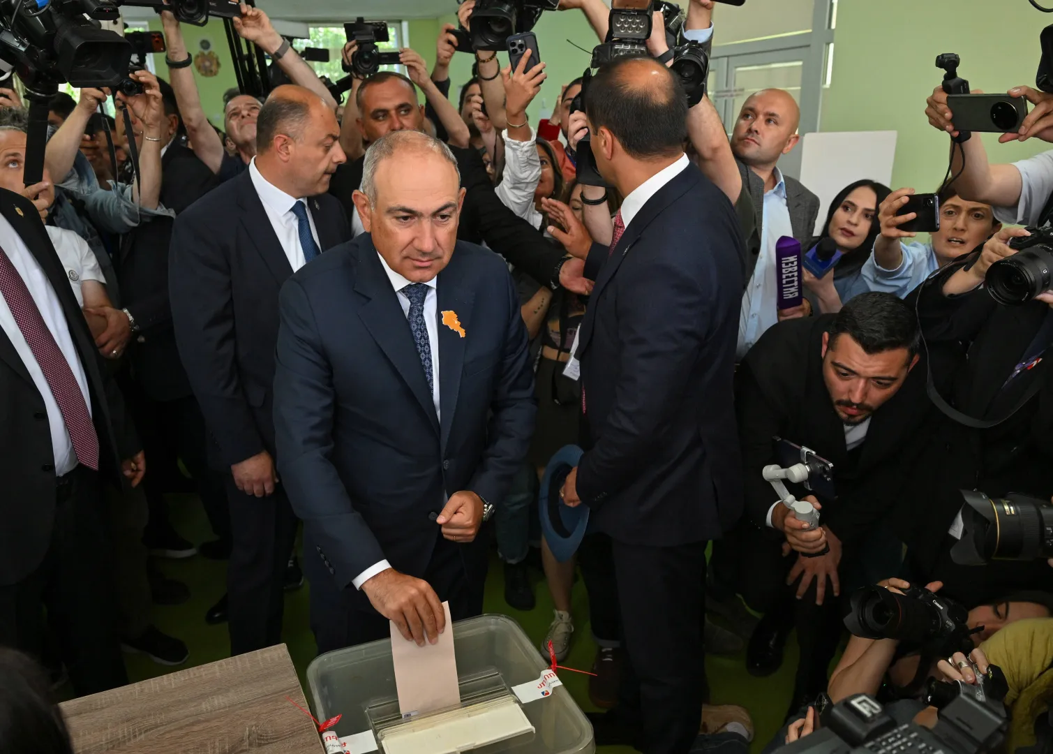 Premier Armenii Nikol Paszynian podczas w lokalu wyborczym, fot. PAP/EPA/PHOTOLURE