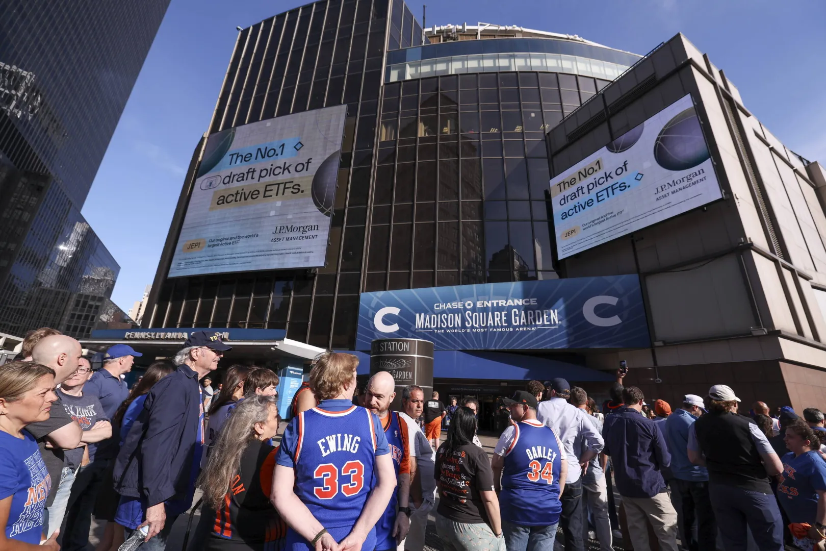 Kibice przed halą Madison Square Garden. Fot. EPA/SARAH YENESEL