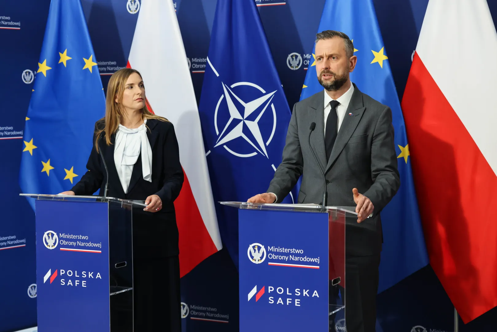 Wicepremier, minister obrony Narodowej Władysław Kosiniak-Kamysz oraz pełnomocnik Rządu do spraw Instrumentu na rzecz Zwiększenia Bezpieczeństwa Europy Magdalena Sobkowiak-Czarnecka. Fot. PAP/Albert Zawada