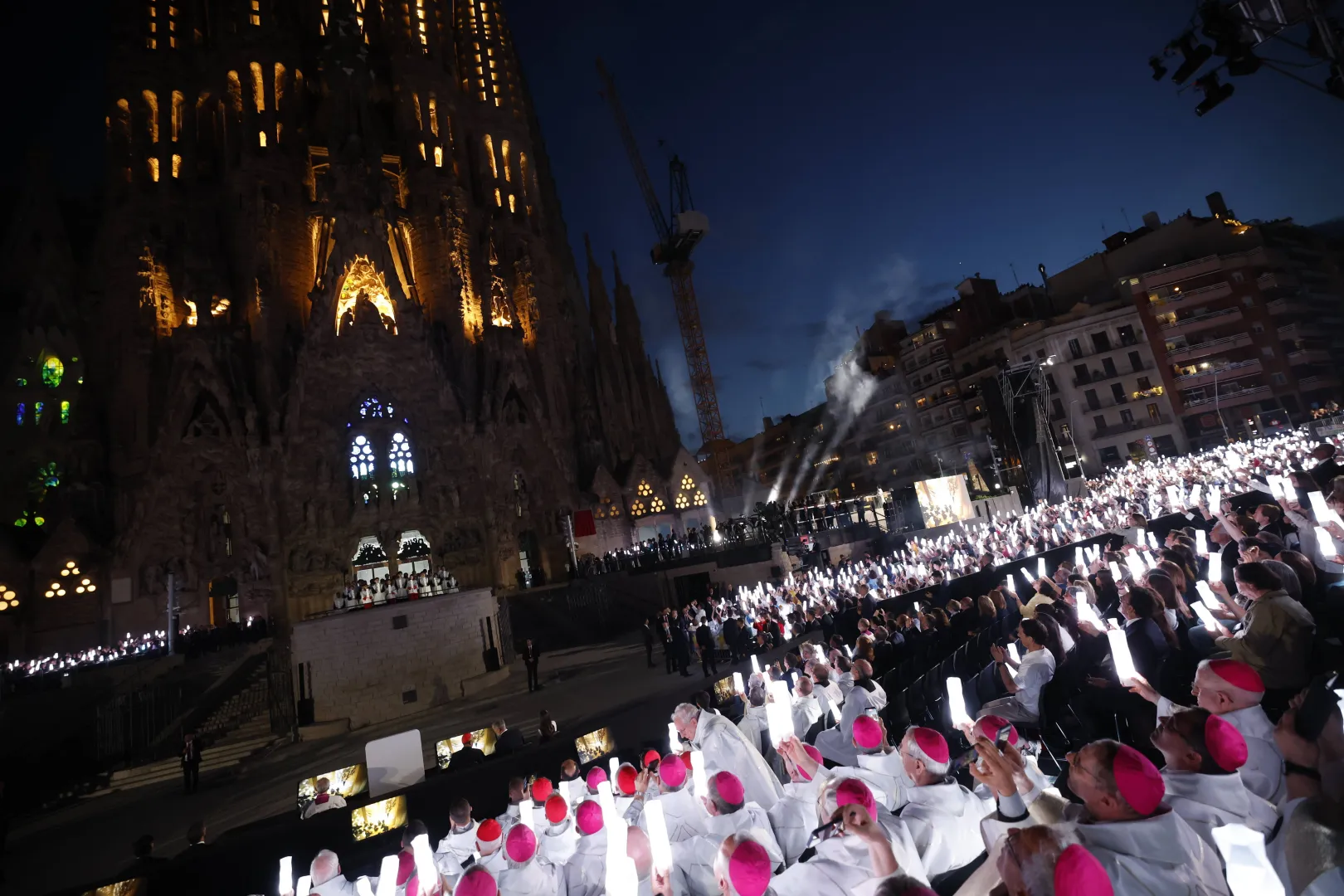 Msza została odprawiona w 100. rocznicę śmierci Antoniego Gaudiego, autora projektu bazyliki. Fot. PAP/EPA/ALBERTO ESTEVEZ