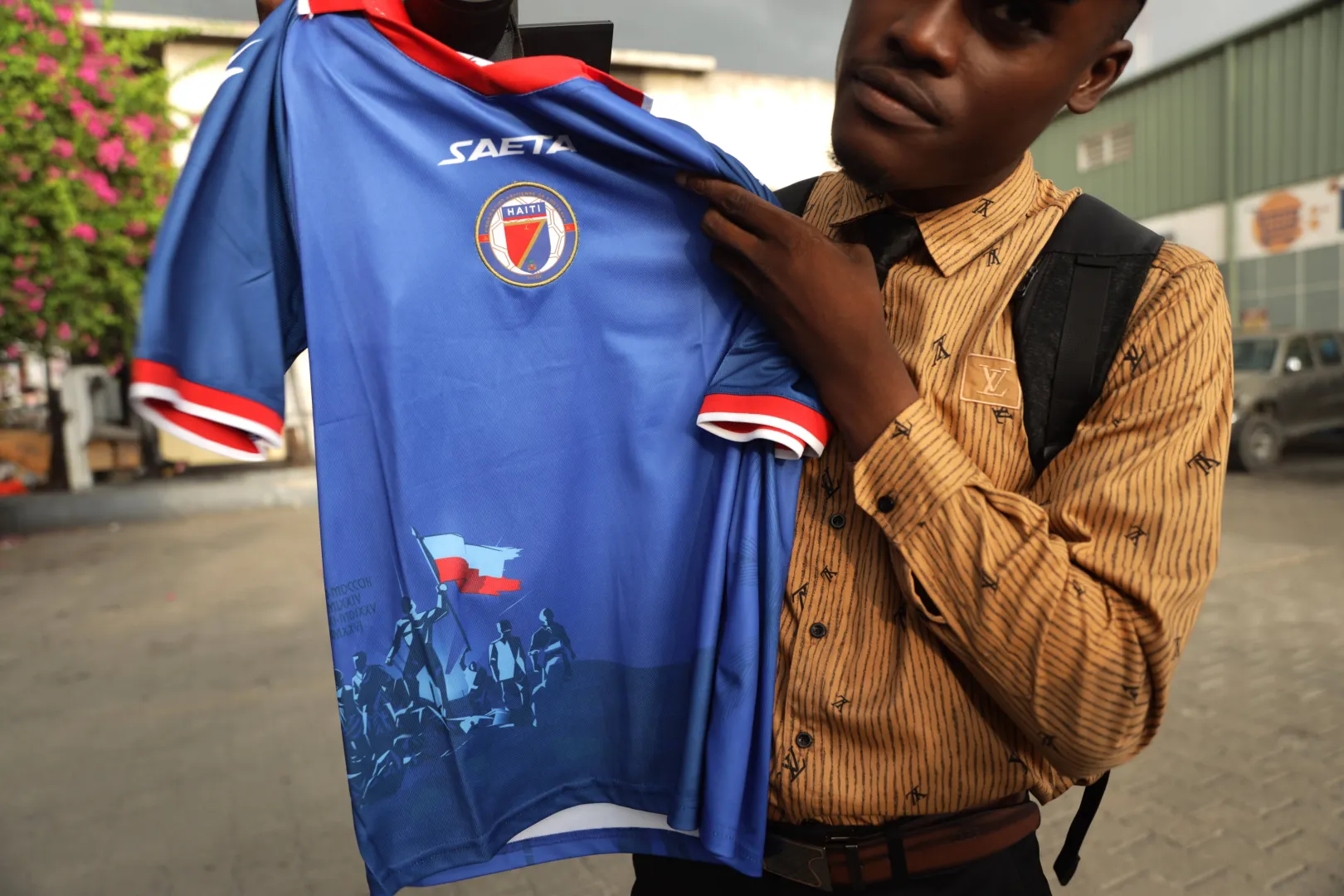 Kolumbijski producent odzieży sportowej Saeta poinformował, że zmienił projekt koszulki, którą Haiti będzie nosić na Mistrzostwach Świata FIFA 2026, po tym jak FIFA wyraziła sprzeciw wobec niektórych elementów wizualnych na mundurze. Fot. PAP/EPA/PATRICE NOEL