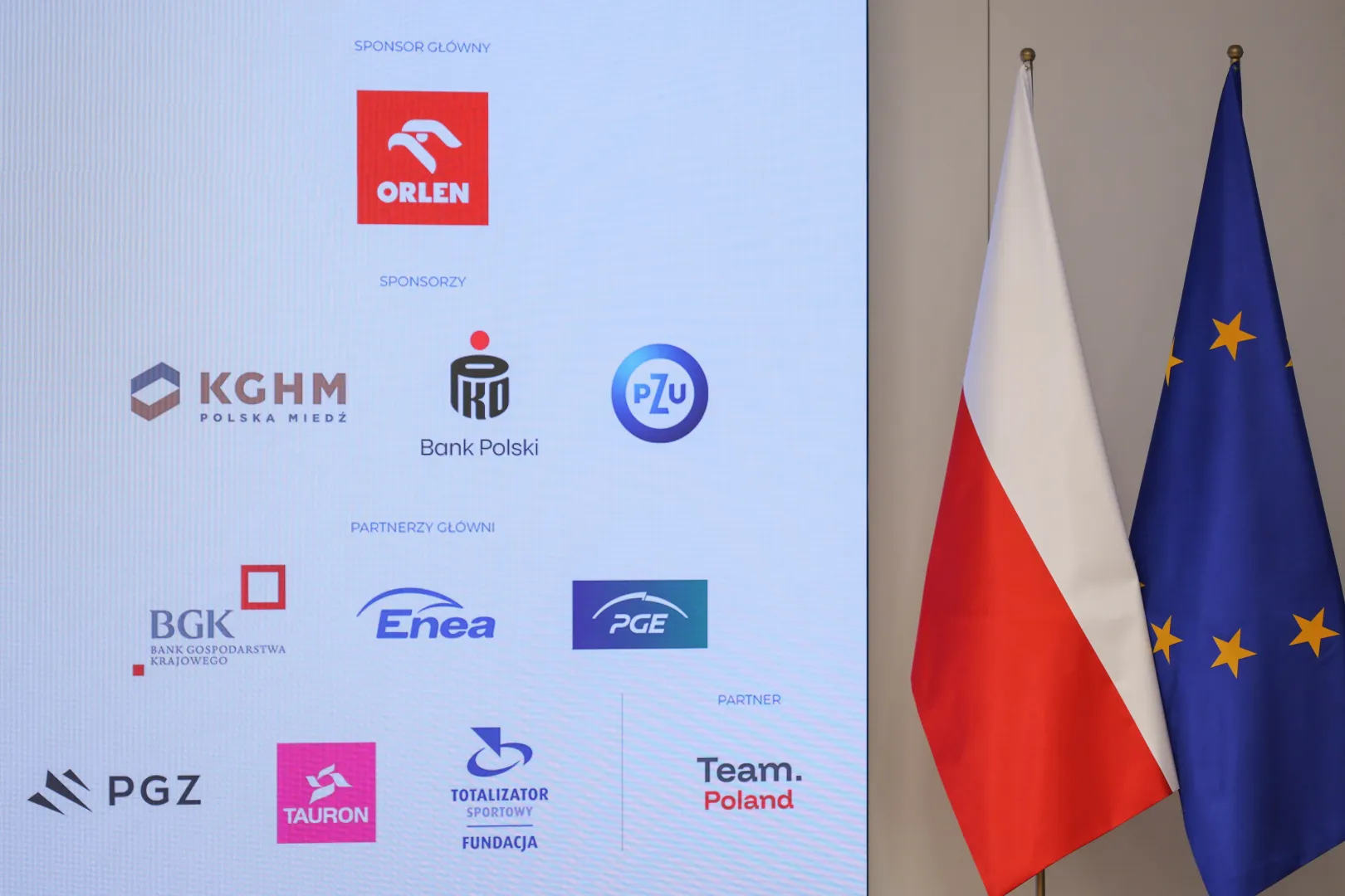 Брифинг, посвященный международной конференции по восстановлению Украины (URC 2026). На стенде представлены логотипы партнеров мероприятия. Fot. PAP/Paweł Supernak