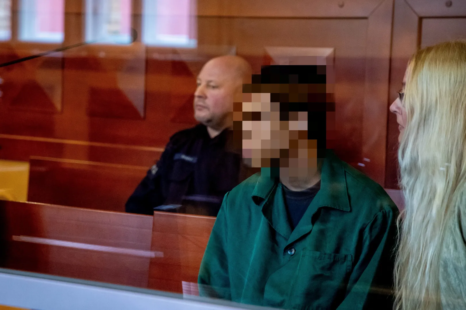 Oskarżony Yomeykert R.-S. (C) na sali Sądu Okręgowego w Toruniu. Fot. PAP/Agnieszka Bielecka