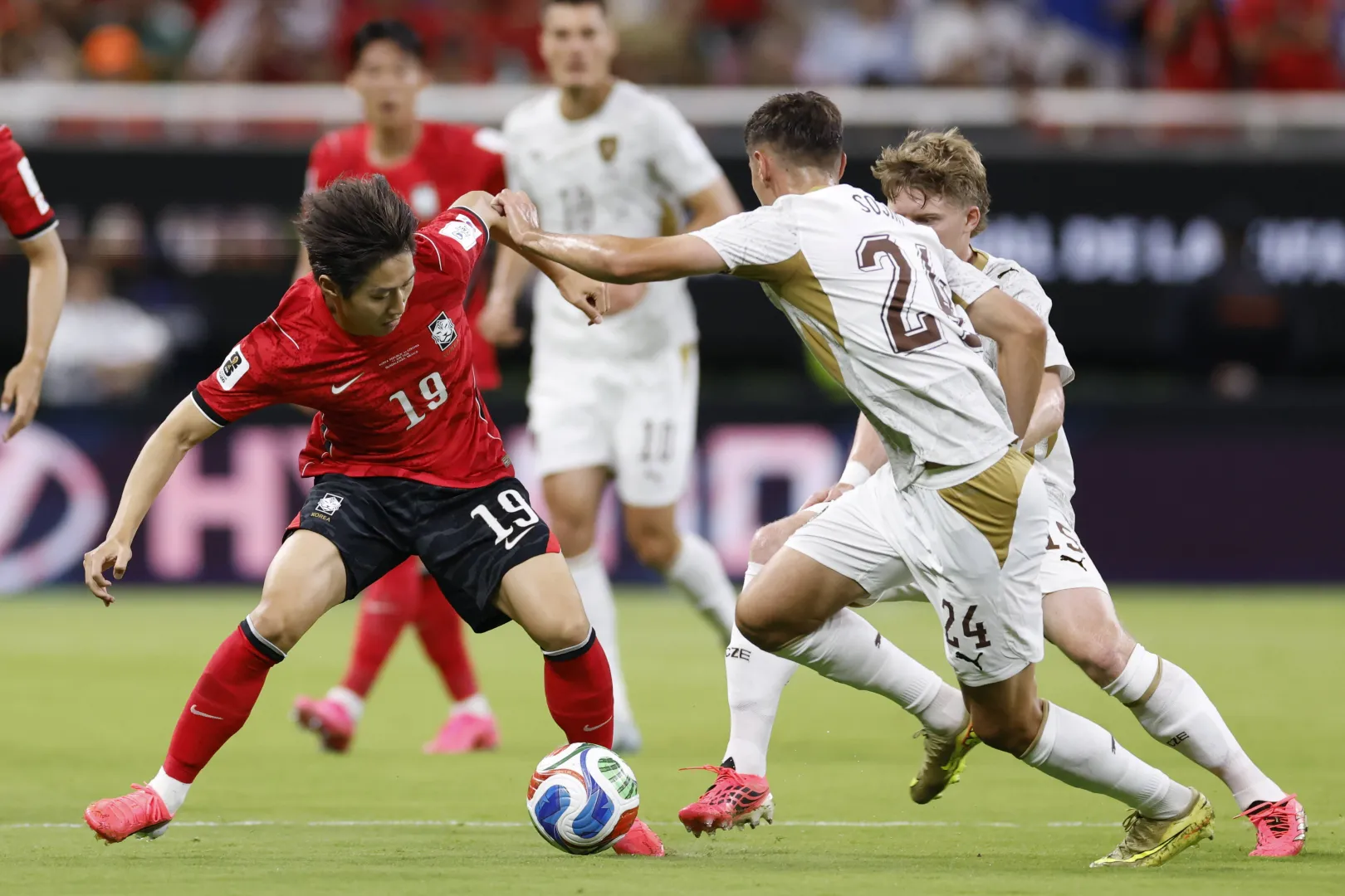 Piłkarze podczas meczu Korea Południowa-Czechy, fot. PAP/EPA/EFE/FRANCISCO GUASCO