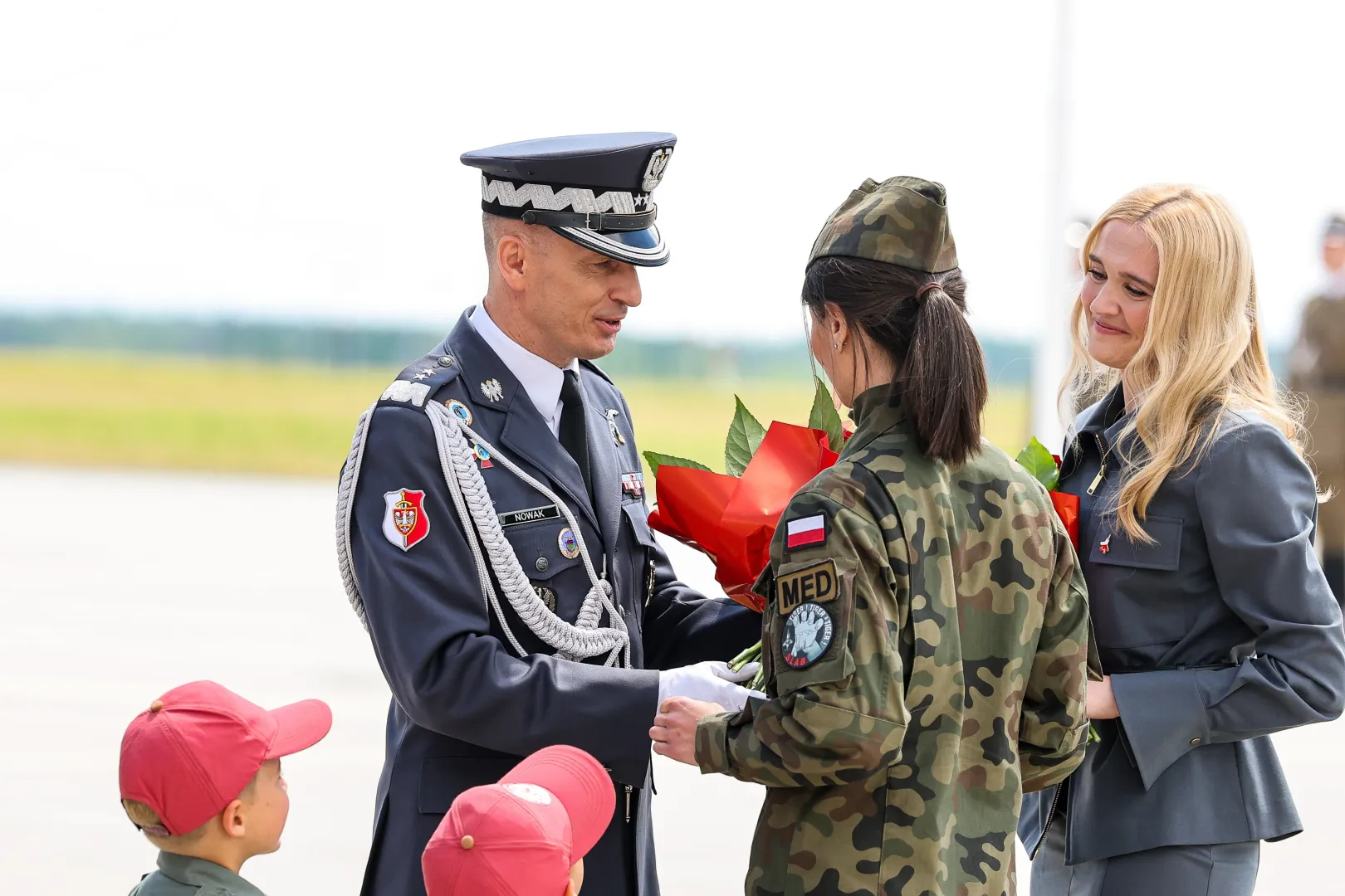  Dowódca Operacyjny Rodzajów Sił Zbrojnych gen. dyw. pil. Ireneusz Nowak, żona ministra obrony narodowej Paulina Kosiniak-Kamysz oraz wdowa po mjr. Krakowianie dr kpt. Magdalena Krakowian Fot. PAP/Marian Zubrzycki