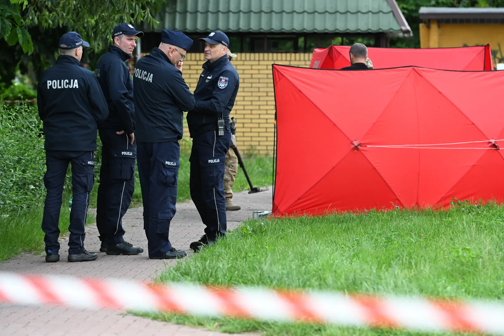 Funkcjonariusze policji w pobliżu miejsca strzelaniny przy ulicy Królowej Jadwigi w Białej Podlaskiej, fot. PAP/Wojtek Jargiło