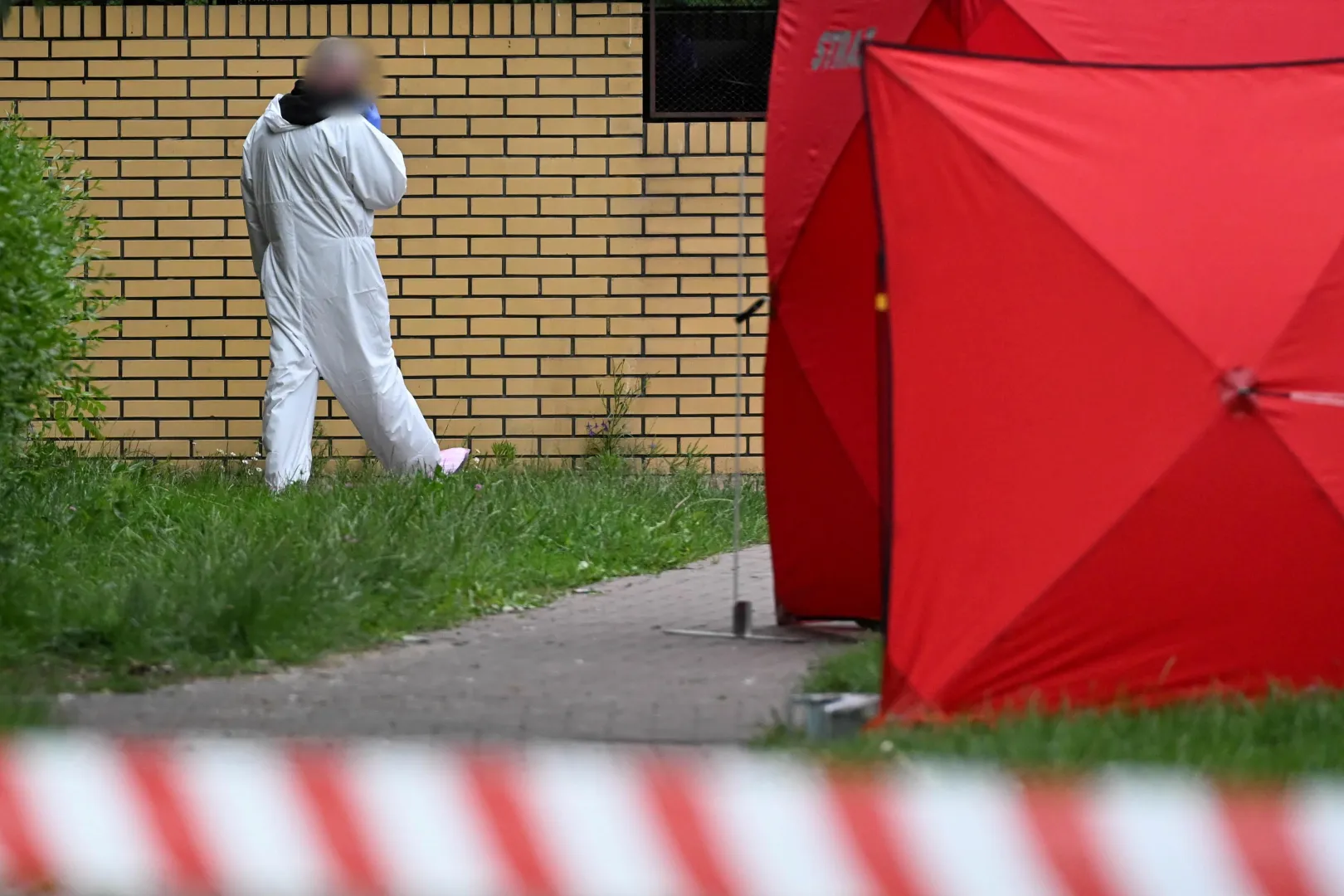 Służby w pobliżu miejsca strzelaniny przy ulicy Królowej Jadwigi w Białej Podlaskiej, fot. PAP/Wojtek Jargiło