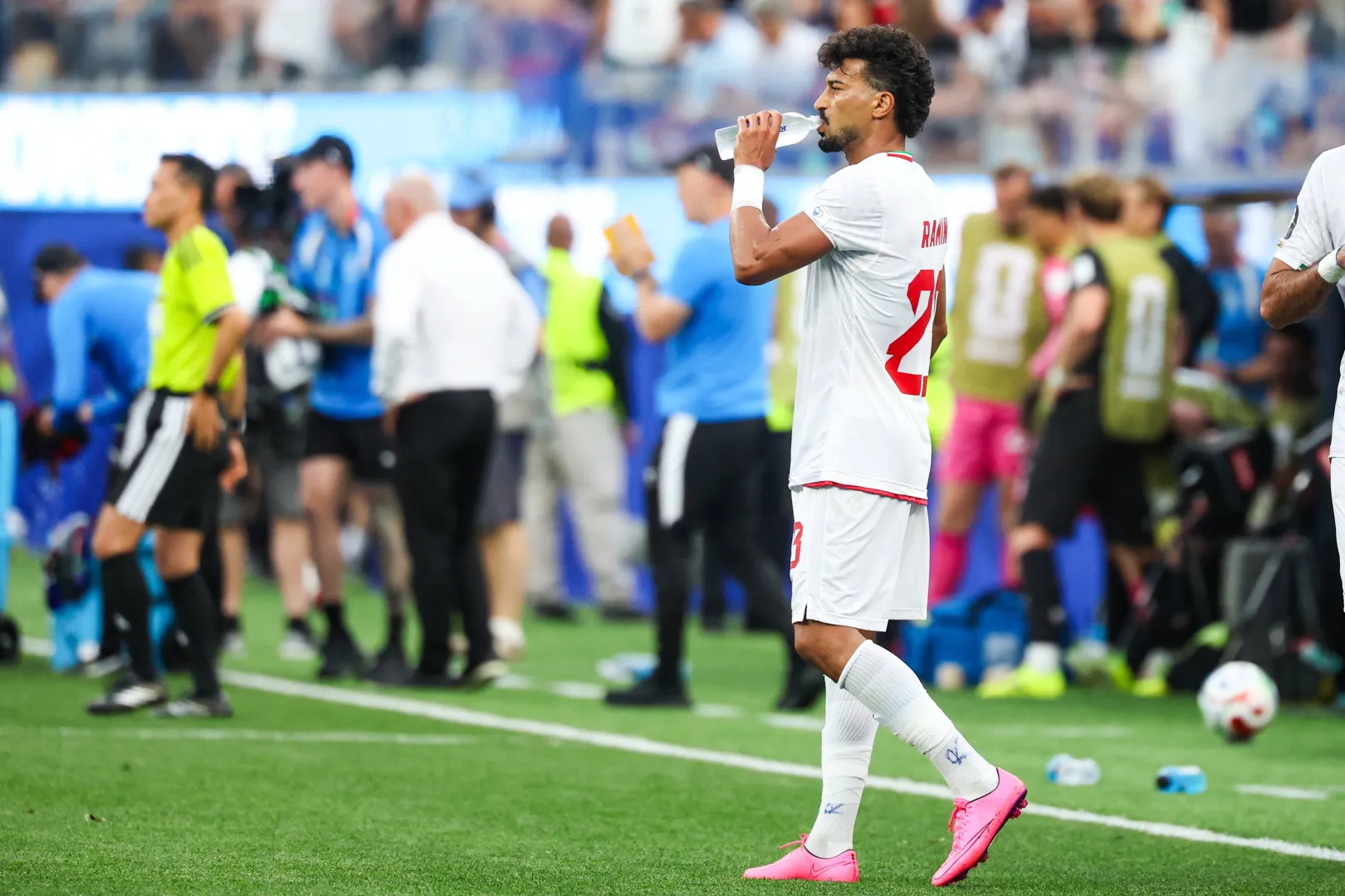 Obrońca Iranu Ramin Rezaeian. Fot. PAP/EPA/CHRIS TORRES