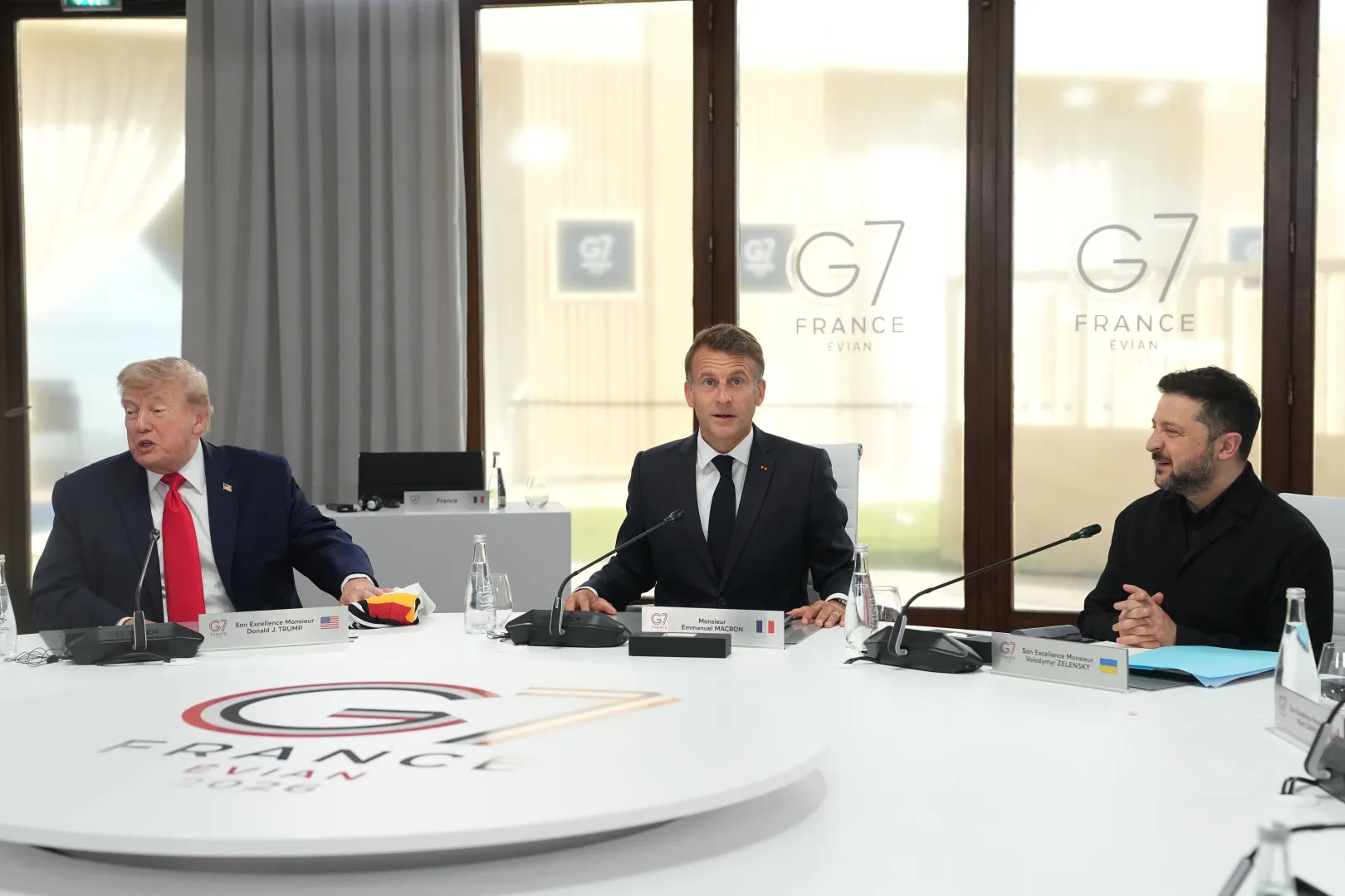 Prezydent USA Donald Trump, prezydent Francji Emmanuel Macron i prezydent Ukrainy Wołodymyr Zełenski podczas sesji roboczej na szczycie G7. Fot. PAP/EPA/THIBAULT CAMUS
