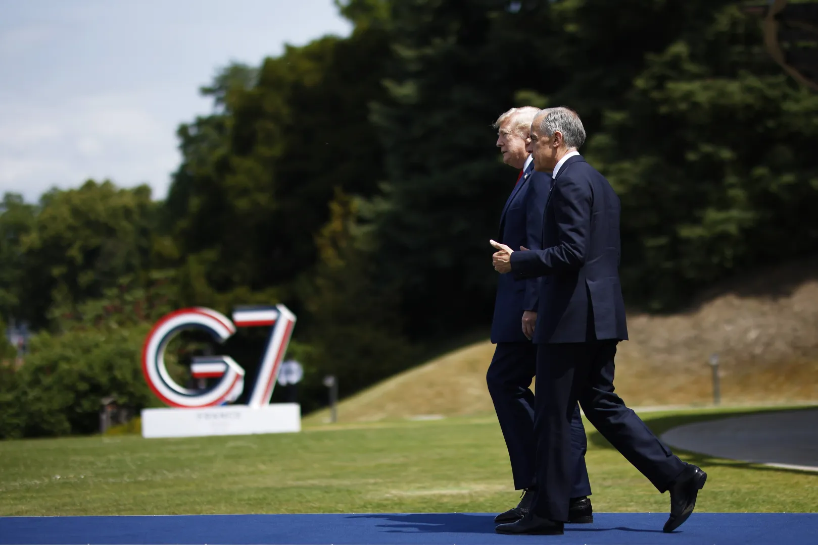 Prezydent USA Donald Trump i premier Kanady Mark Carney. Fot. PAP/EPA/YOAN VALAT