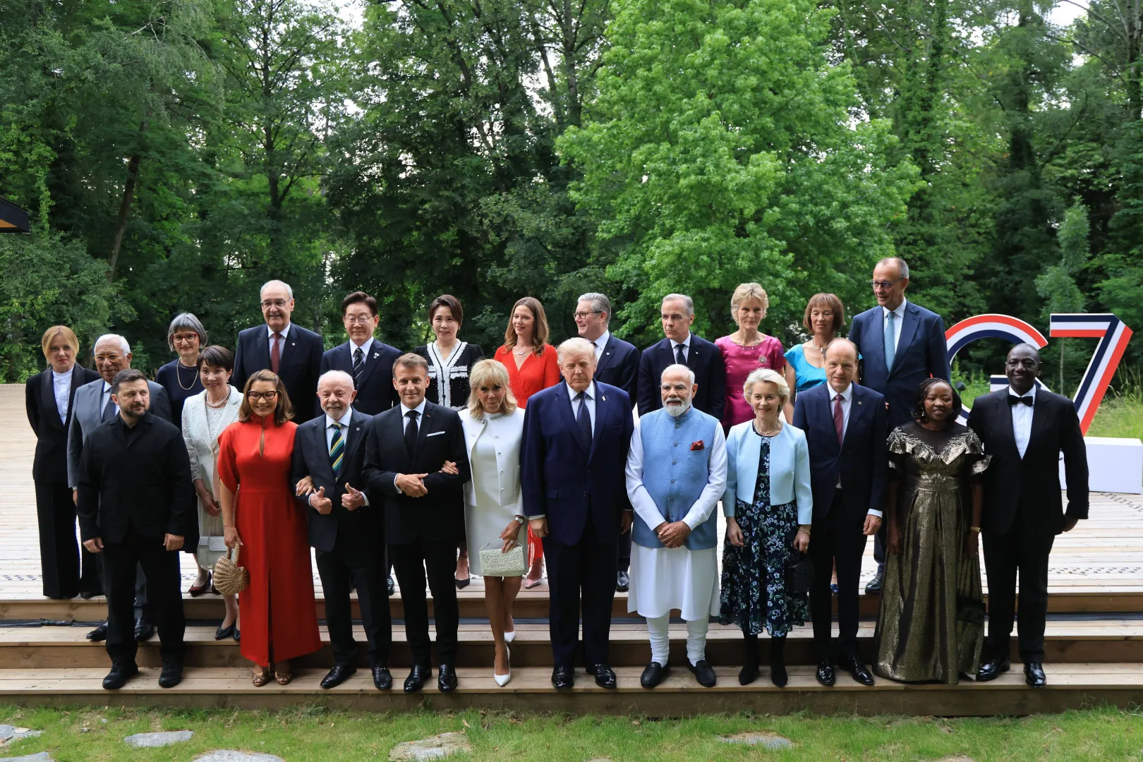 Очільники країн G7 та гості саміту в Ев'яні. Fot. PAP/EPA/LUDOVIC MARIN / POOL