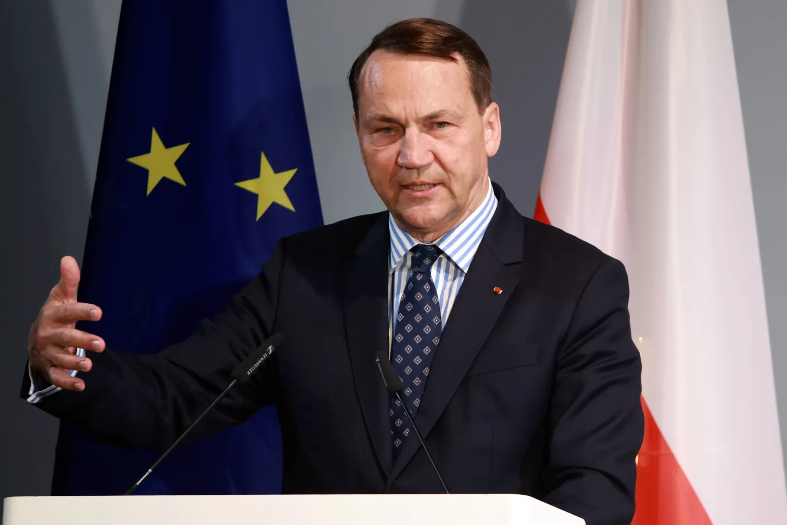 Szef MSZ Radosław Sikorski. Fot. PAP/EPA/CLEMENS BILAN