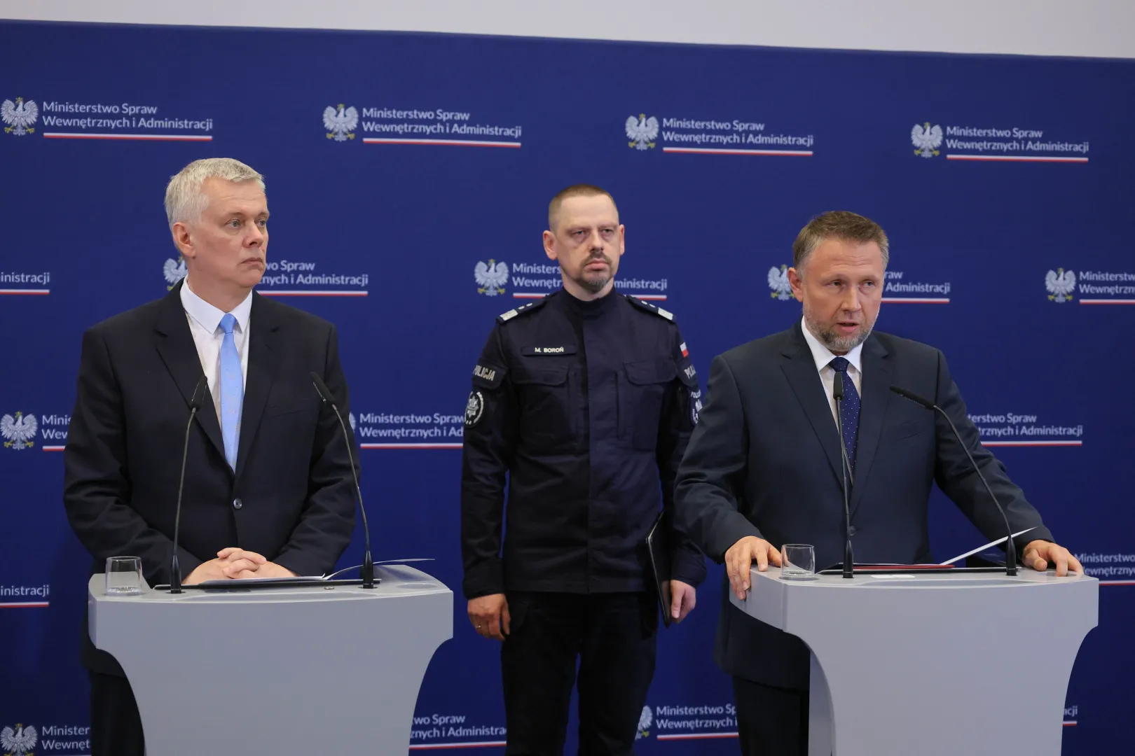 Od lewej: minister koordynator ds. służb specjalnych Tomasz Siemoniak, Komendant Główny Policji nadinsp. Marek Boroń i minister spraw wewnętrznych i administracji Marcin Kierwiński. Fot. PAP/Paweł Supernak
