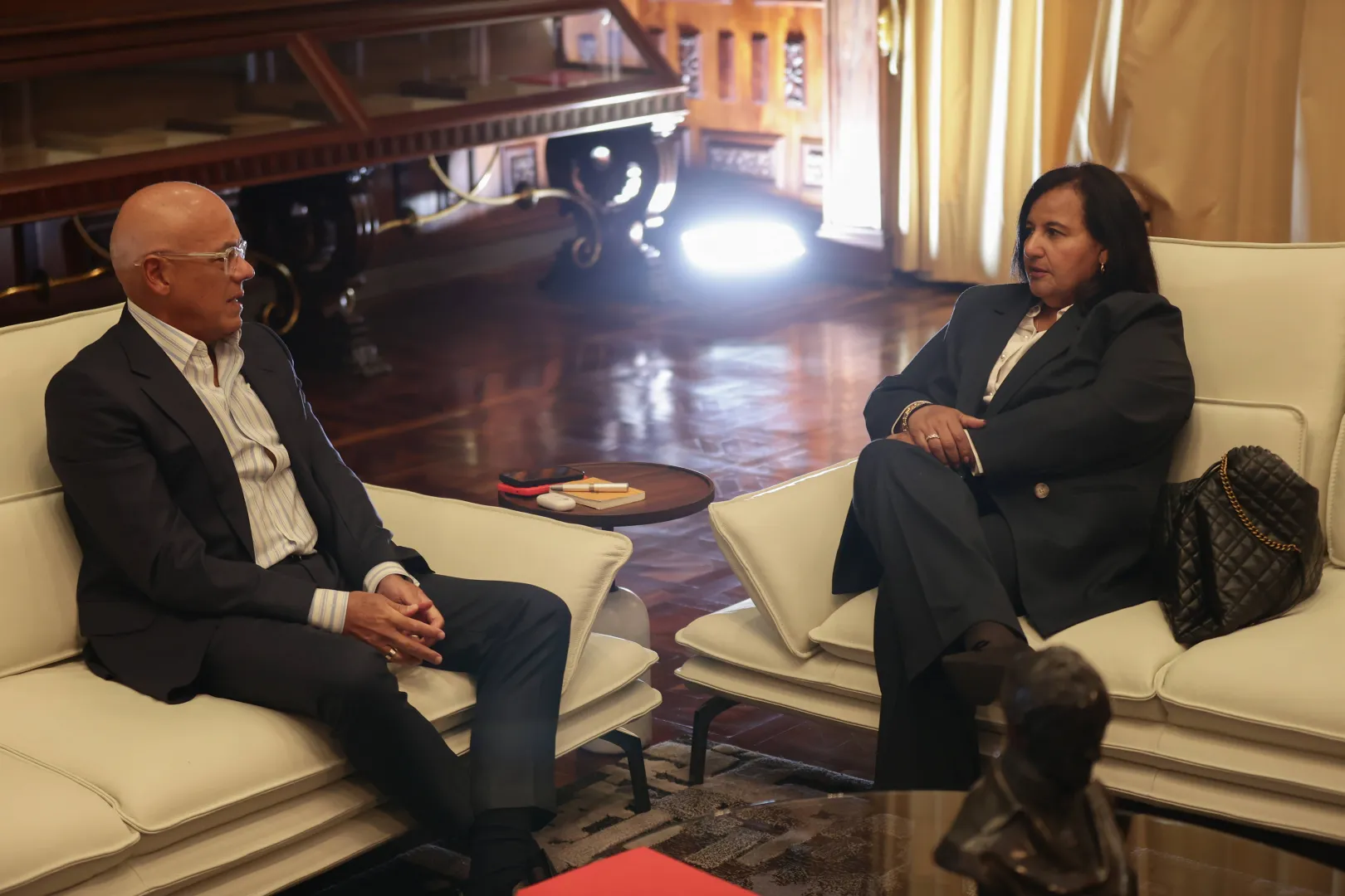 Jorge Rodriguez i Dinorah Figuera. Fot. PAP/EPA/Ronald Pena R 