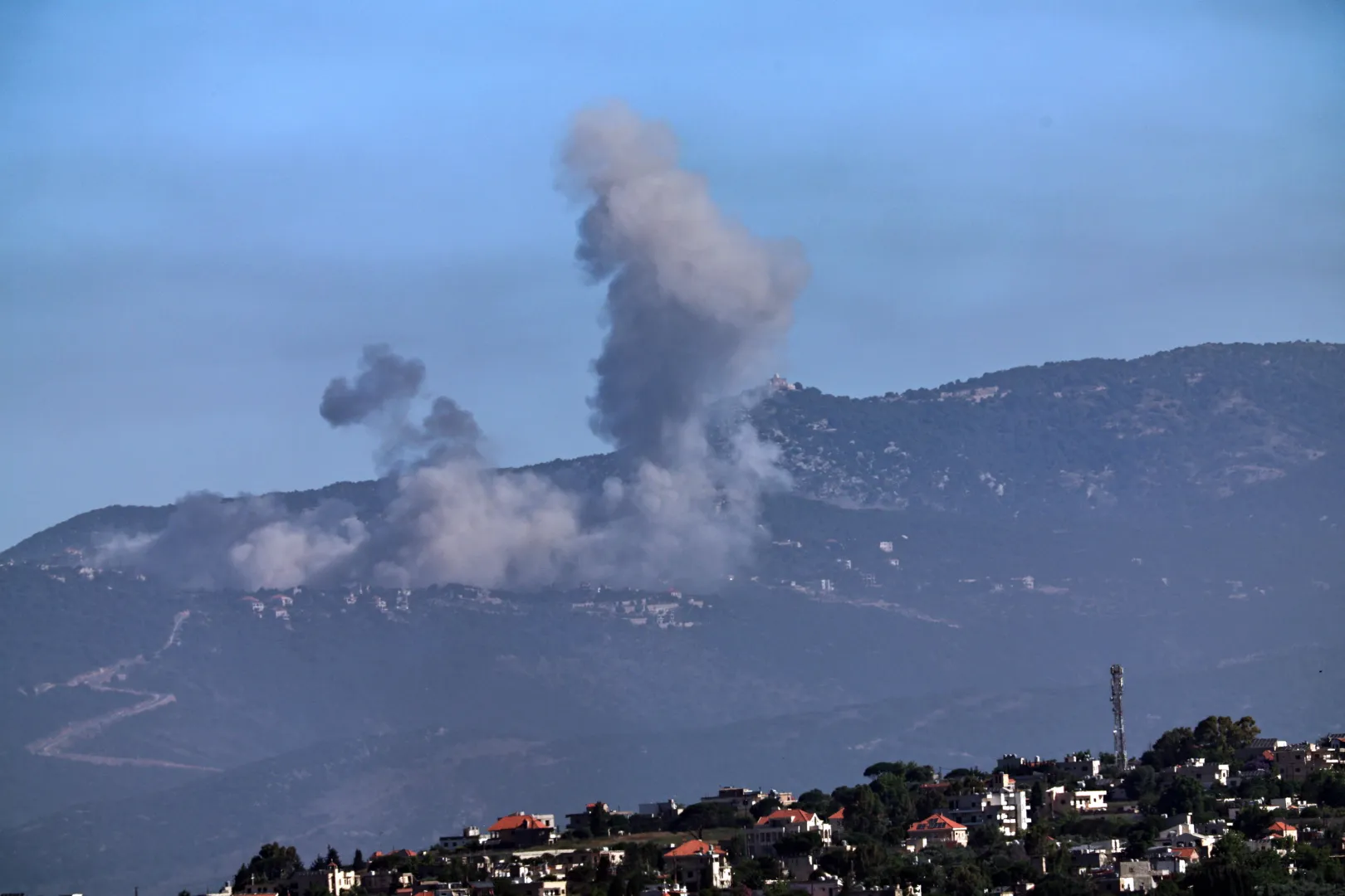 Izraelski nalot na Liban, fot. PAP/EPA/ATEF SAFADI