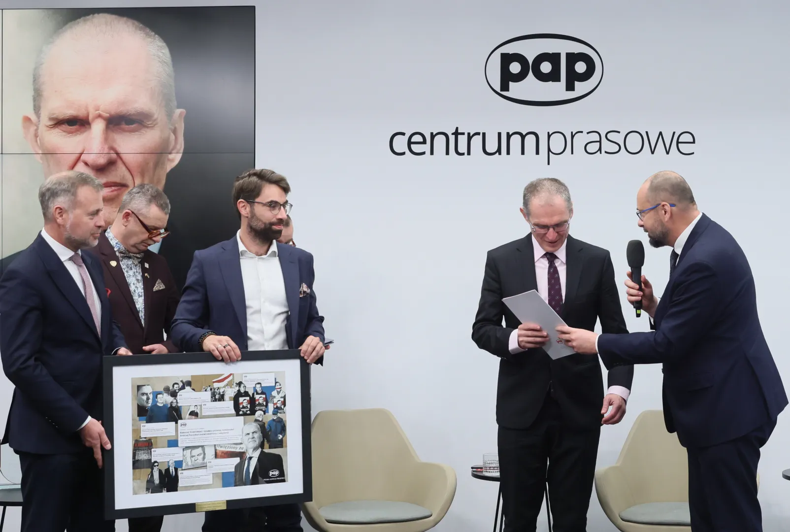 Вручення нагороди в штаб-квартирі Польського агентства преси у Варшаві.Fot. PAP/Leszek Szymański