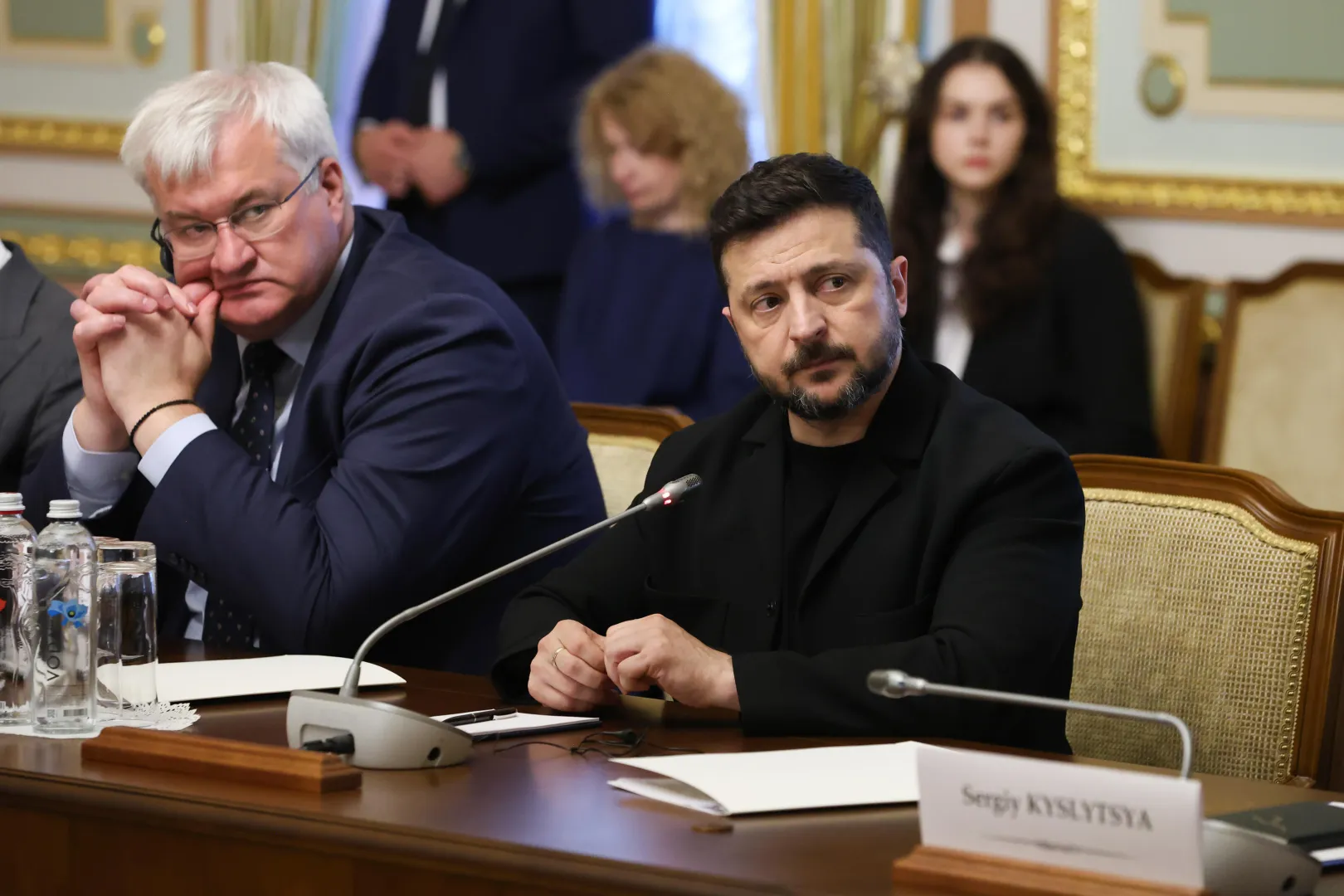 Prezydent Ukrainy Wołodymyr Zełenski oraz Szef MSZ Ukrainy Ukrainy Andrij Sybiha. Fot. PAP/Victor Kovalchuk