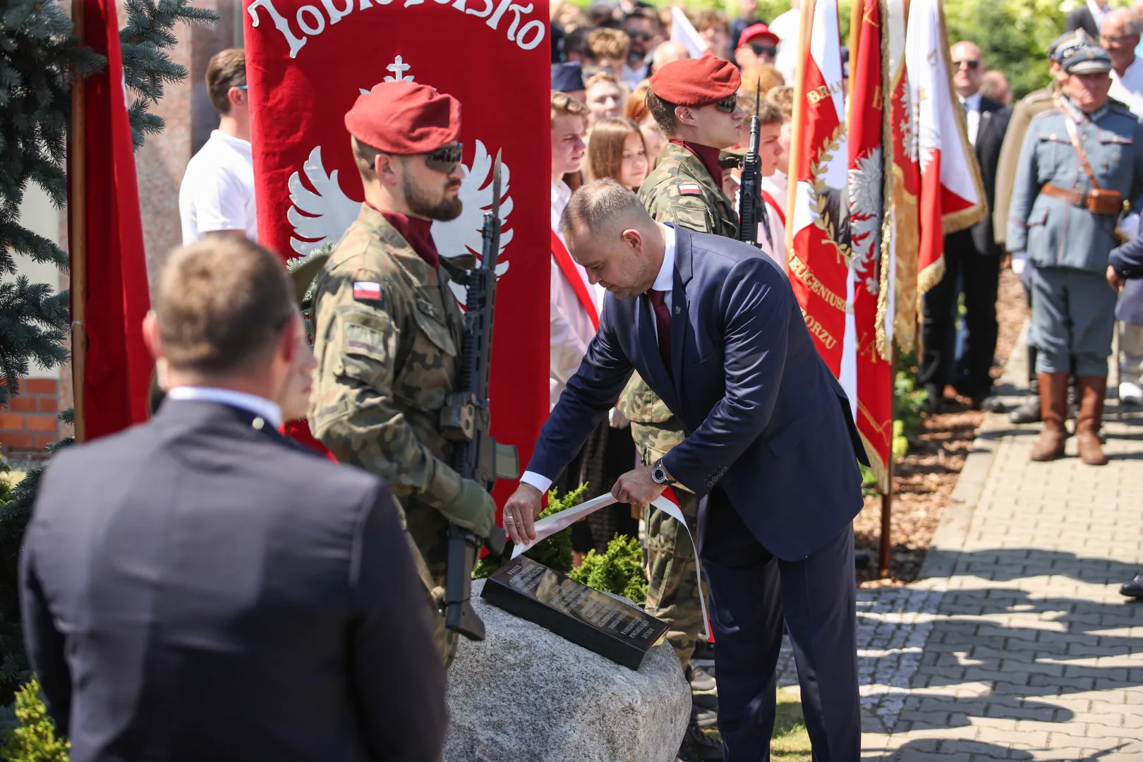 Prezydent RP Karol Nawrocki podczas odsłonięcia tablicy poświęconej pamięci Powstańcom Śląskim w Grabówce. Fot. PAP/Jarek Praszkiewicz