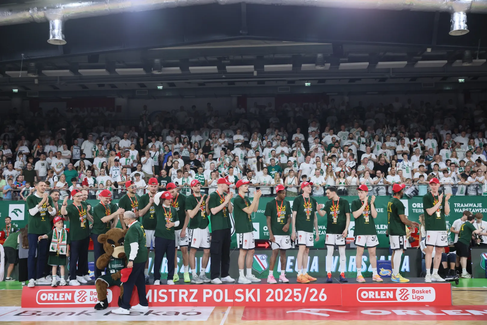 Koszykarze Legii Warszawa cieszą się ze zwycięstwa i mistrzostwa Polski Fot. PAP/Leszek Szymański