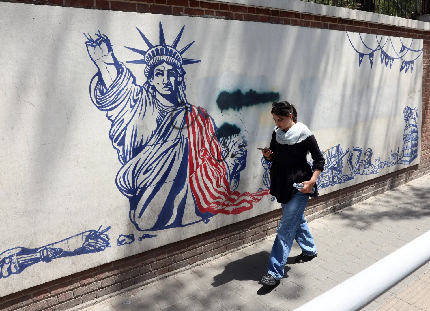 Mural w Teheranie Fot. PAP/EPA/ABEDIN TAHERKENAREH