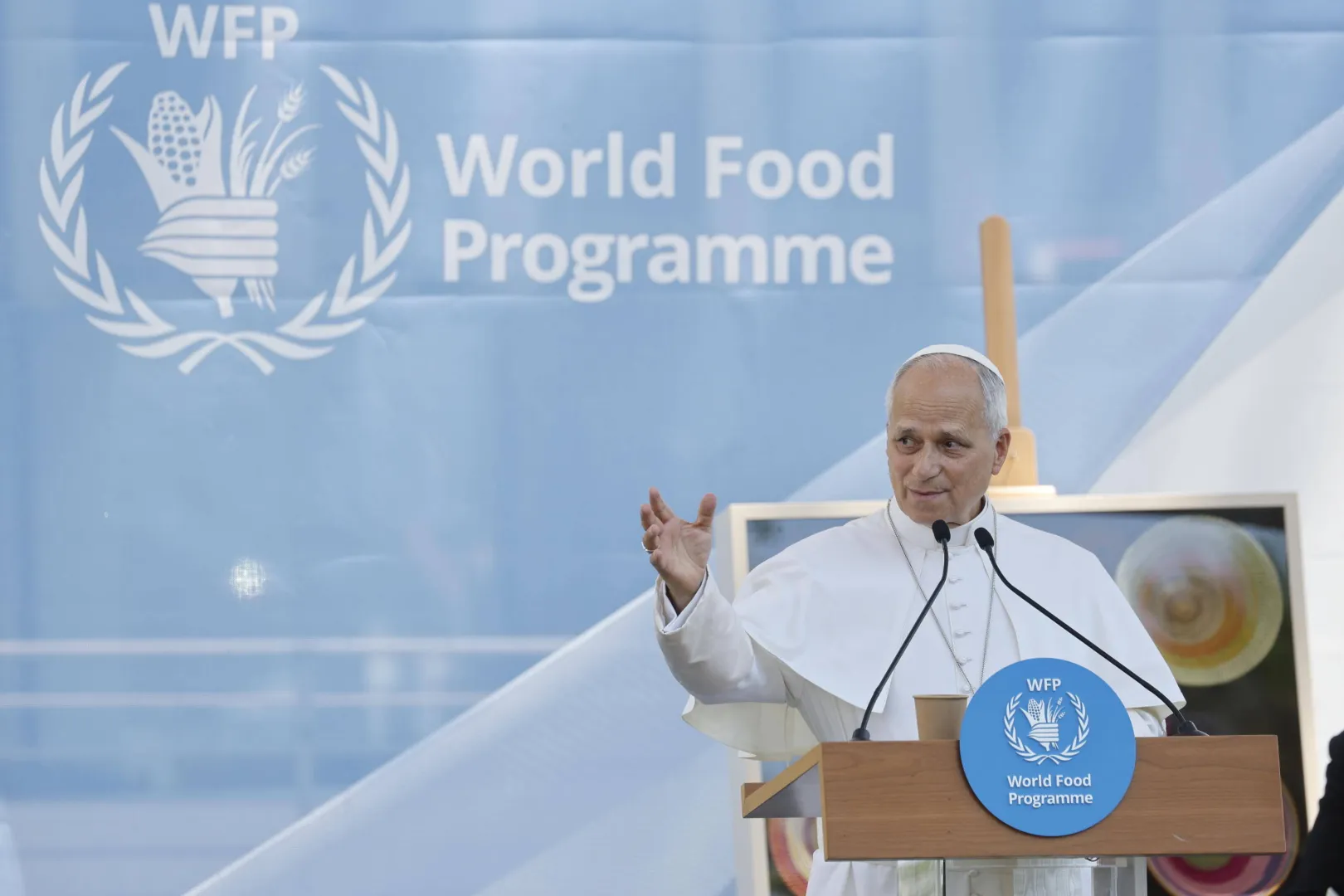 Papież Leon XIV podczas wizyty w rzymskiej siedzibie Światowego Programu Żywnościowego. Fot. PAP/EPA/FABIO FRUSTACI