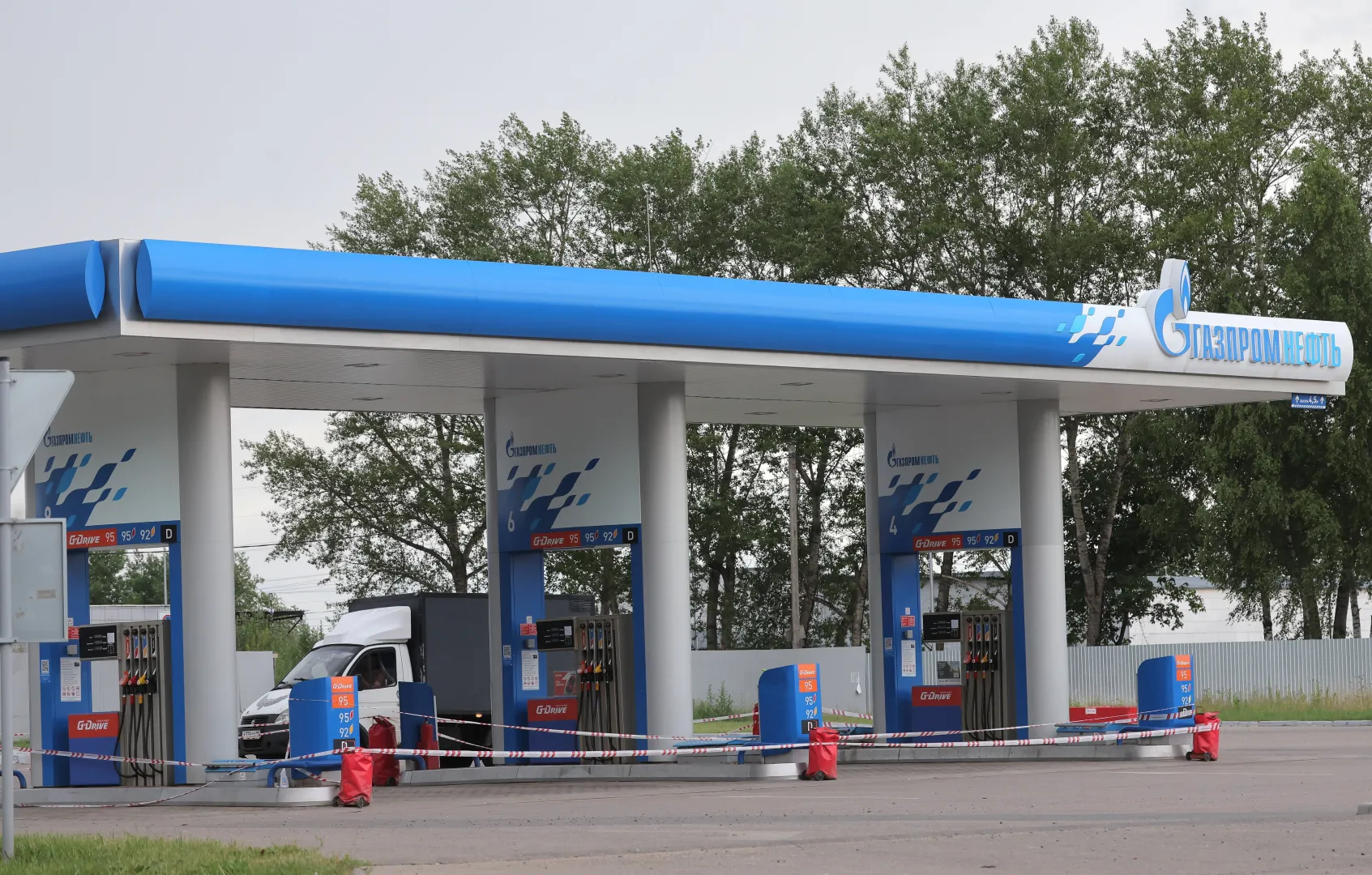 Россия сталкивается с нехваткой топлива после атак на нефтяную инфраструктуру. Fot. PAP/EPA/MAXIM SHIPENKOV