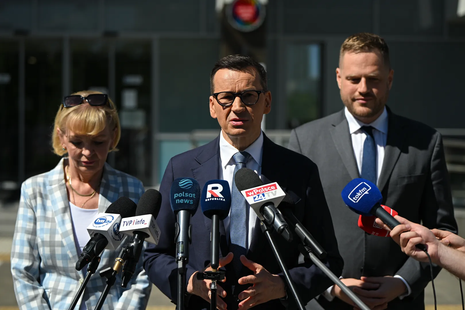  Mateusz Morawiecki (C), Janusz Cieszyński (P) i Anna Kwiecień (L). Fot. PAP/Marcin Obara