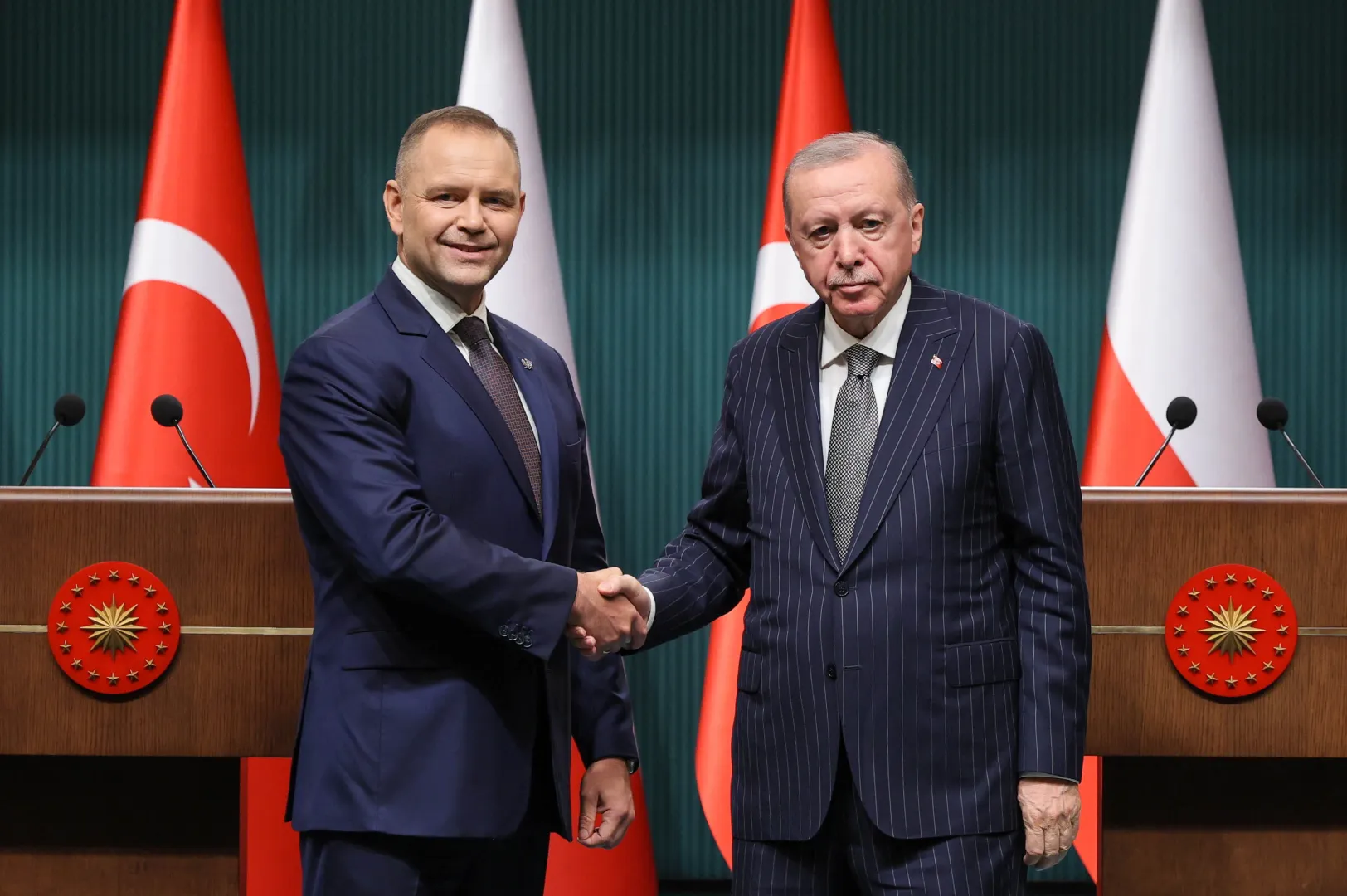 Prezydent RP Karol Nawrocki (L) i prezydent Turcji Recep Tayyip Erdogan (P). Fot. PAP/Paweł Supernak