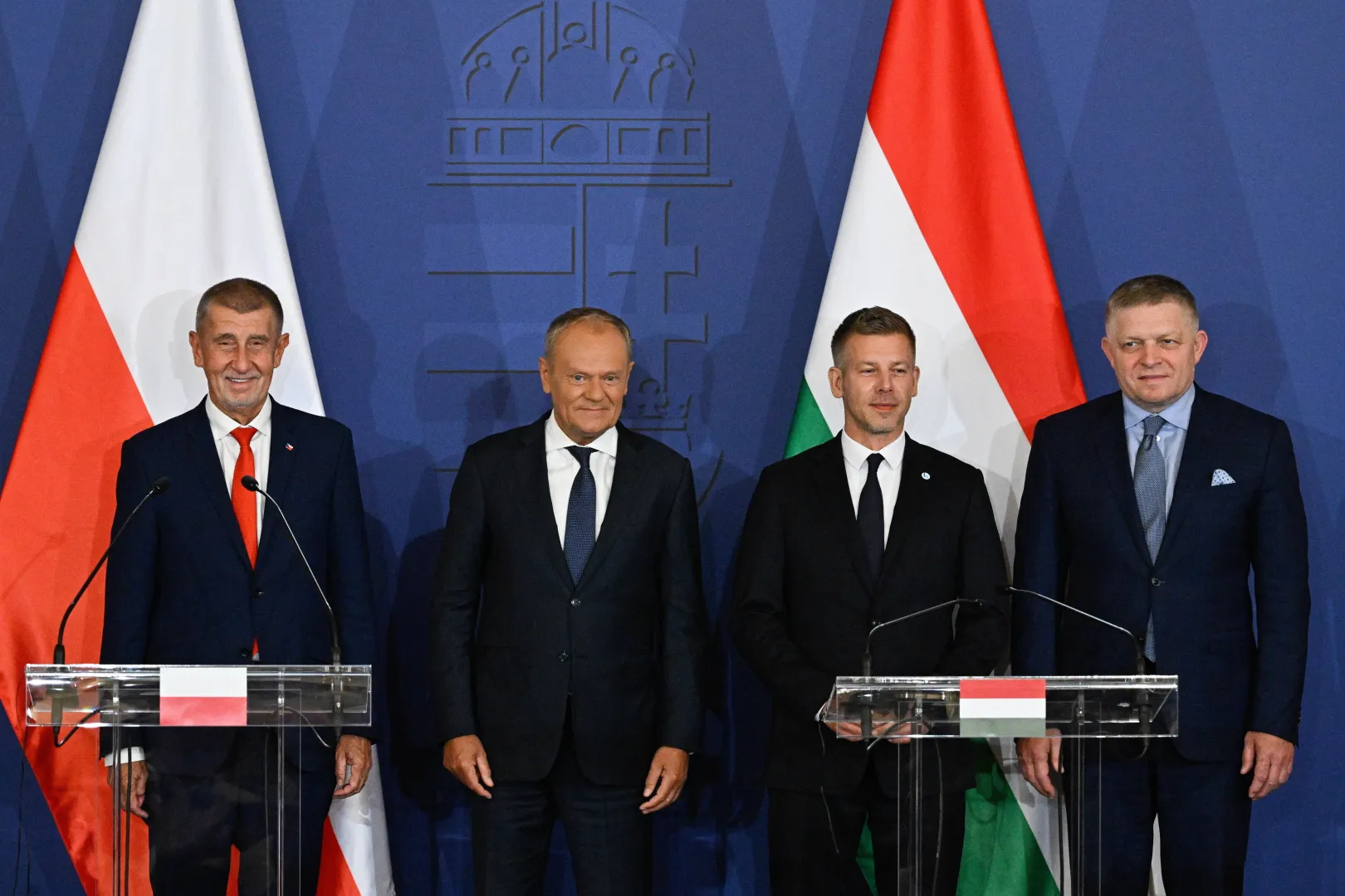 Od lewej: premier Czech Andrej Babis, premier Polski Donald Tusk, premier Węgier Peter Magyar i premier Słowacji Robert Fico. Fot. PAP/EPA/ROBERT HEGEDUS